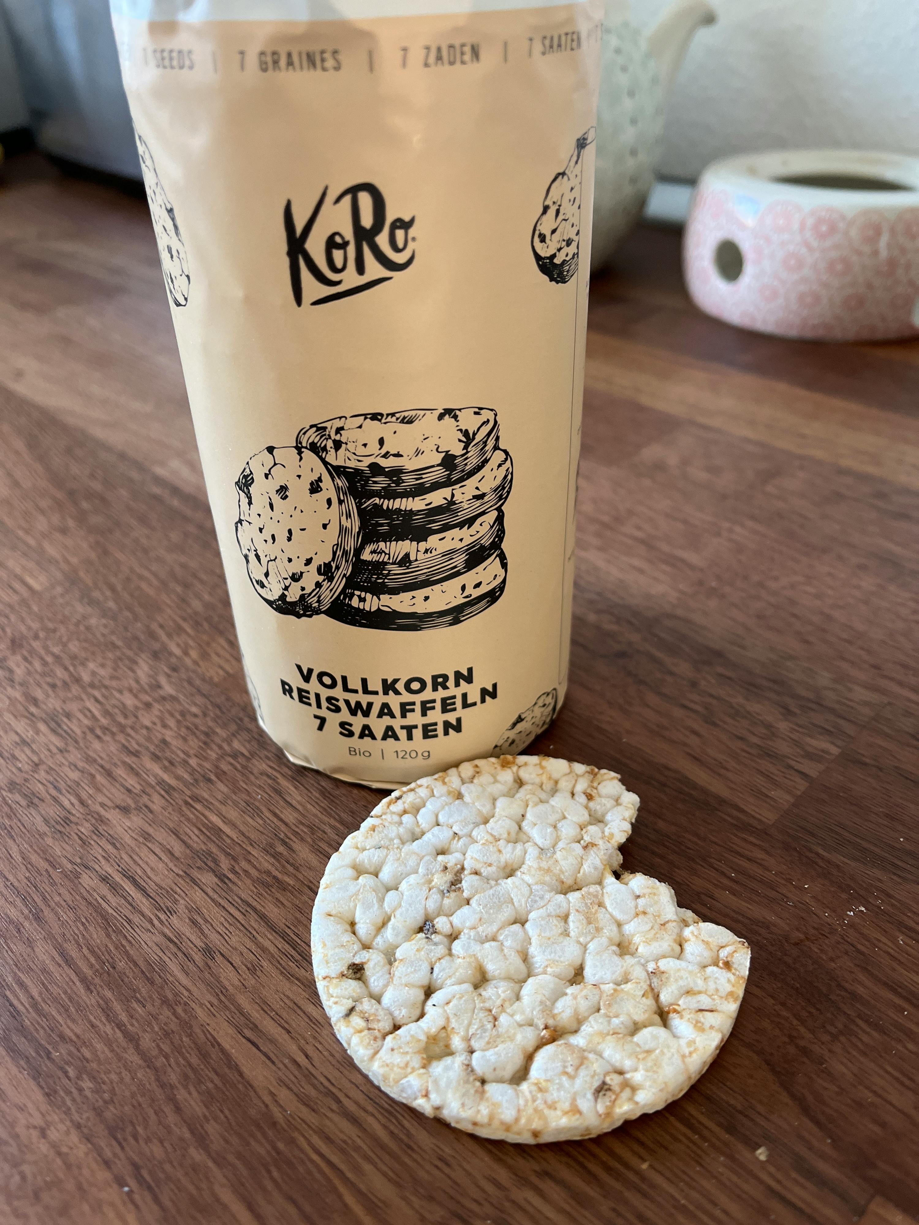 eine Tüte vollkornreiswaffeln auf einem Holztisch