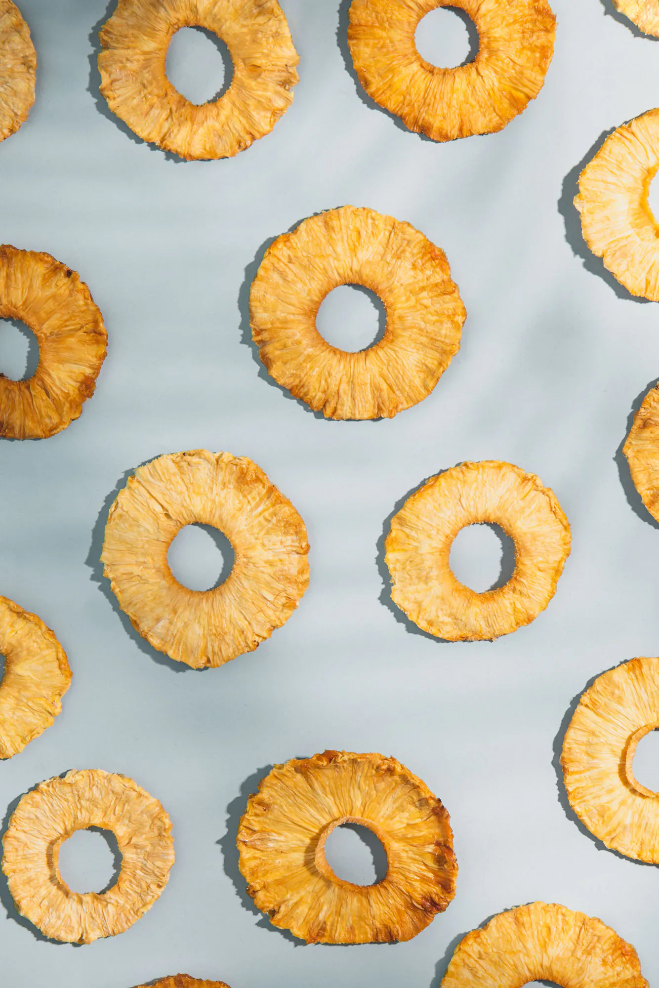 un motif de tranches d' ananas sur un fond bleu