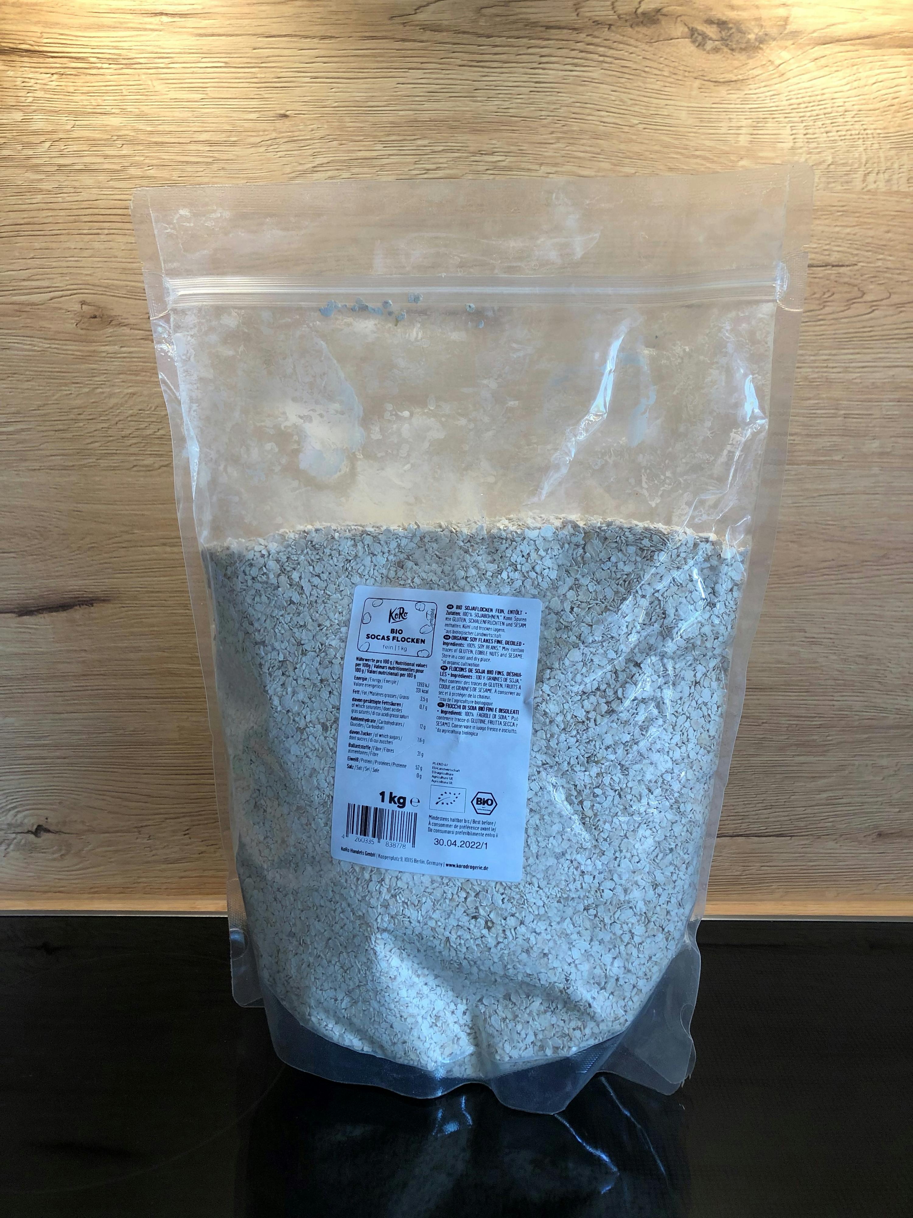 un sac de flocons d' avoine est posé sur une table en bois