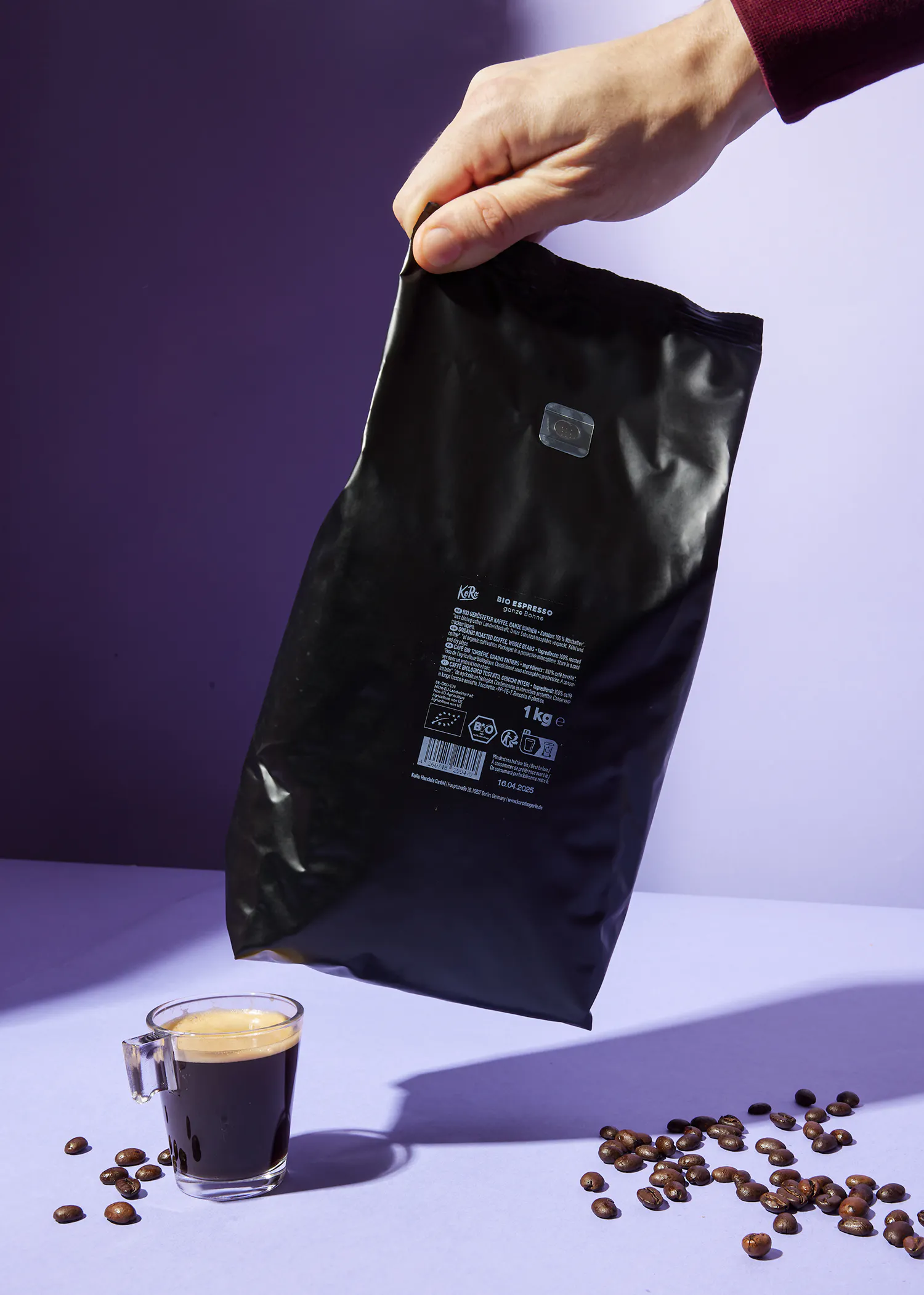 une personne tient un sac de café bio expresso