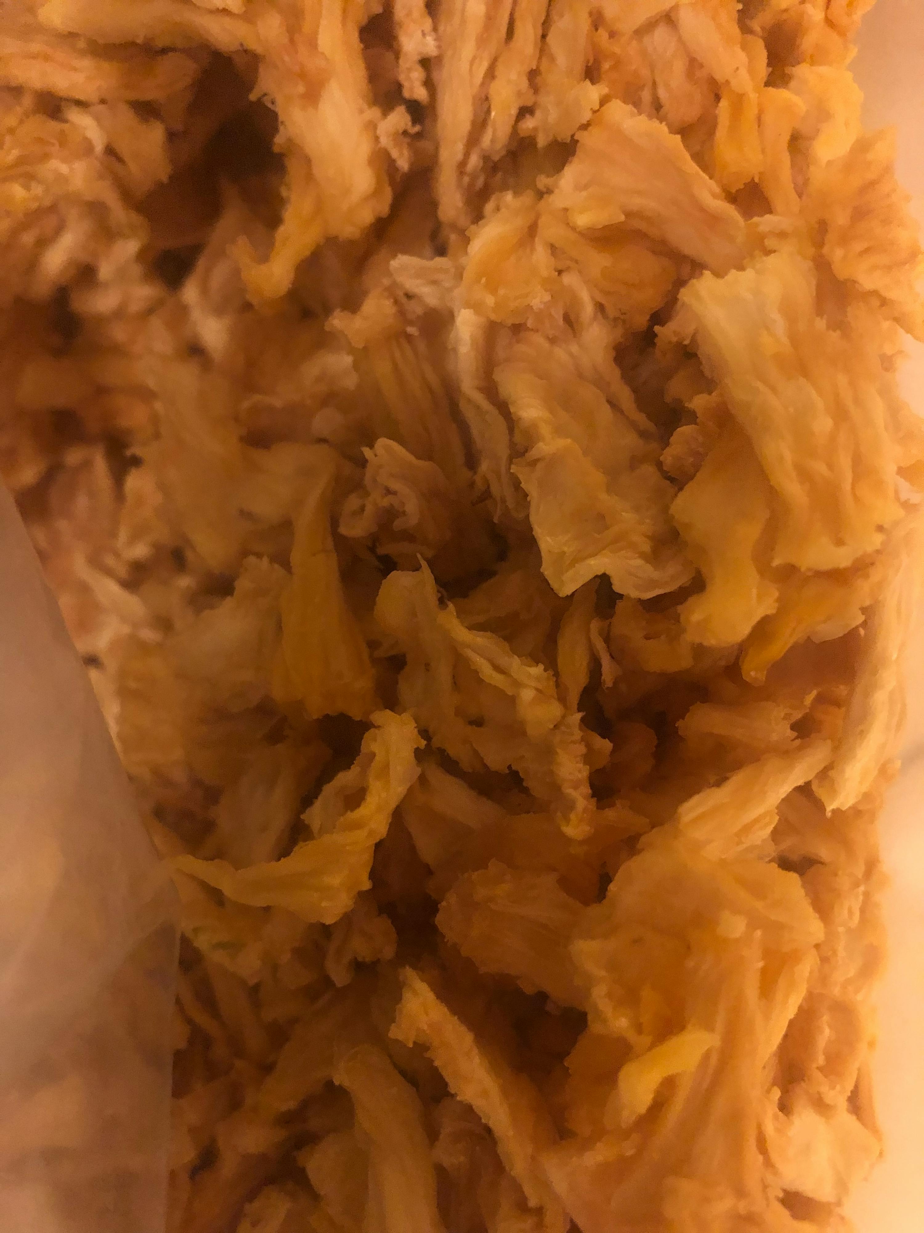 eine Nahaufnahme eines Stücks frittiertes Chicken