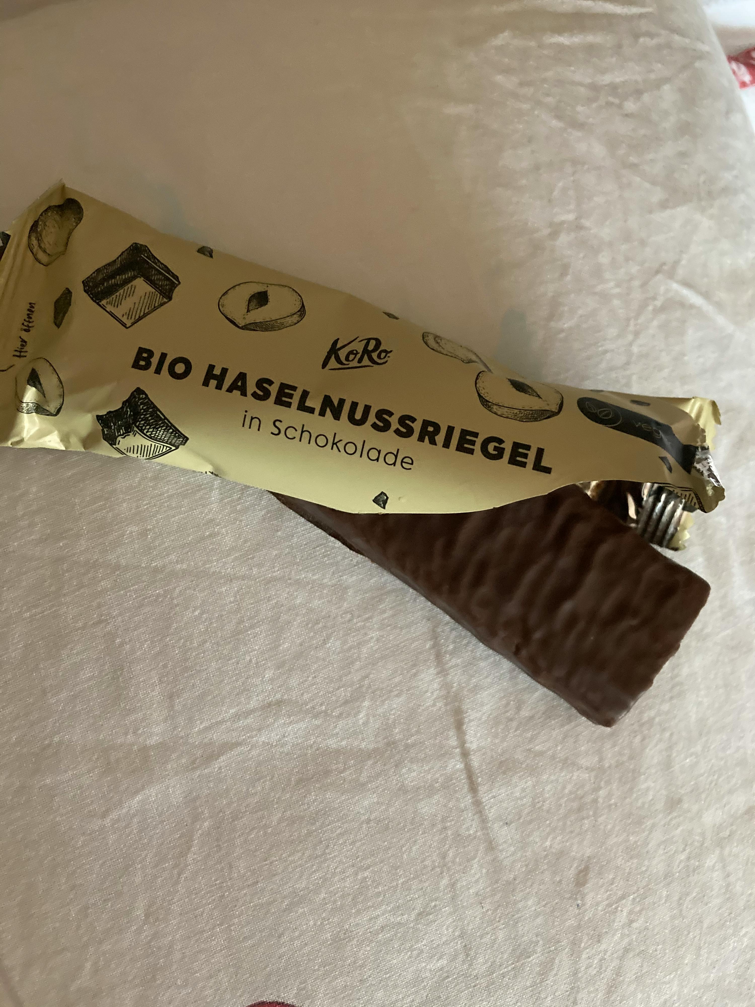 eine Nahaufnahme einer Bio-Haselnussriegel-Schokolade