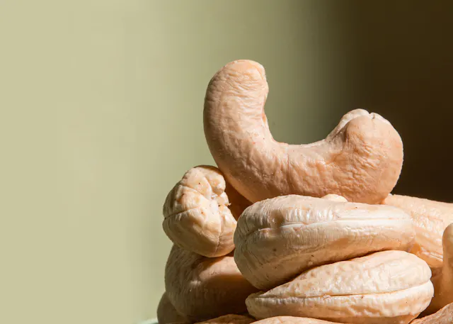 un tas de noix de cajou empilées les unes sur les autres