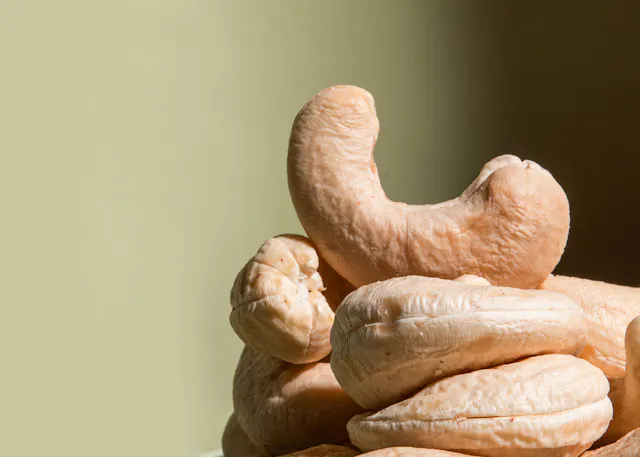 un tas de noix de cajou empilées les unes sur les autres