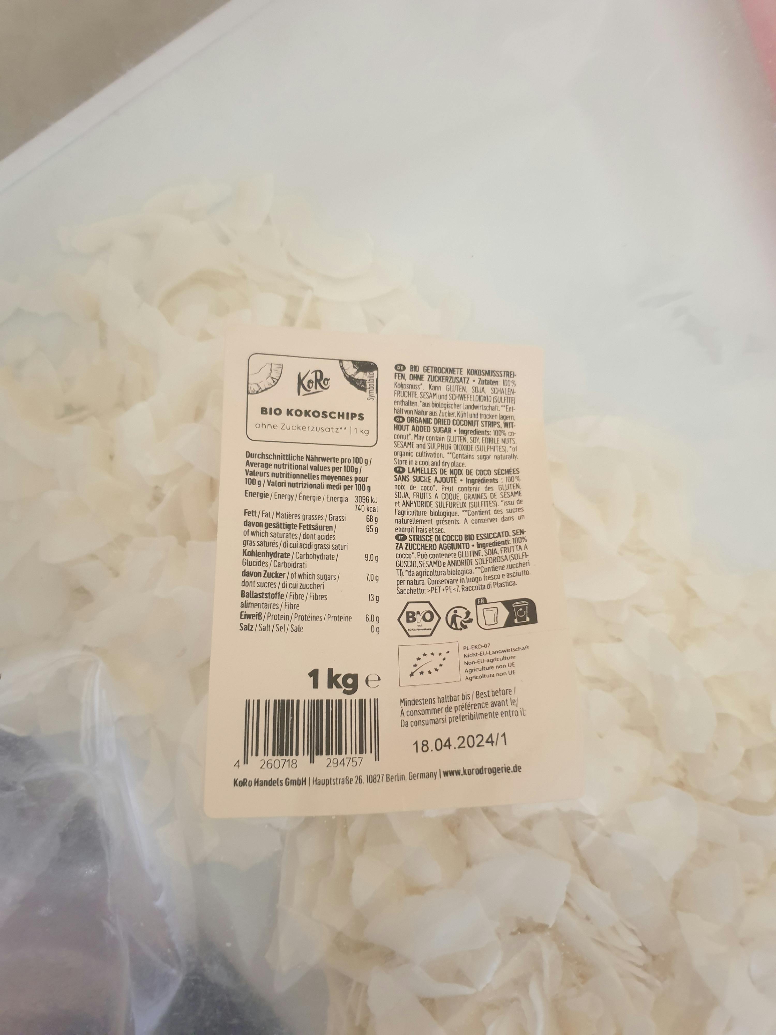 ein weißer Plastikbeutel mit einem Etikett auf der Rückseite und einem Gewicht von 1 kg