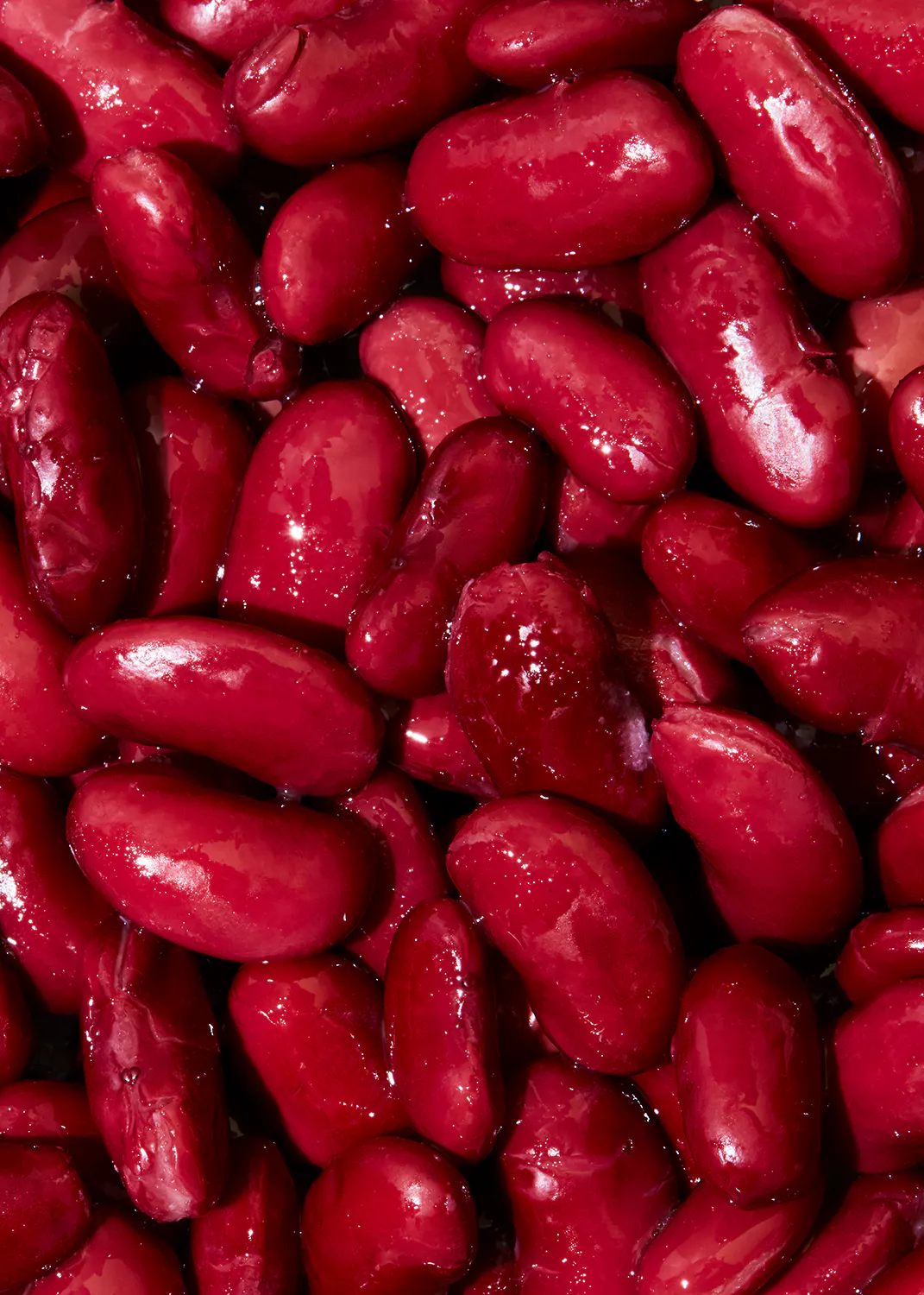 un gros plan d' un tas de haricots rouges