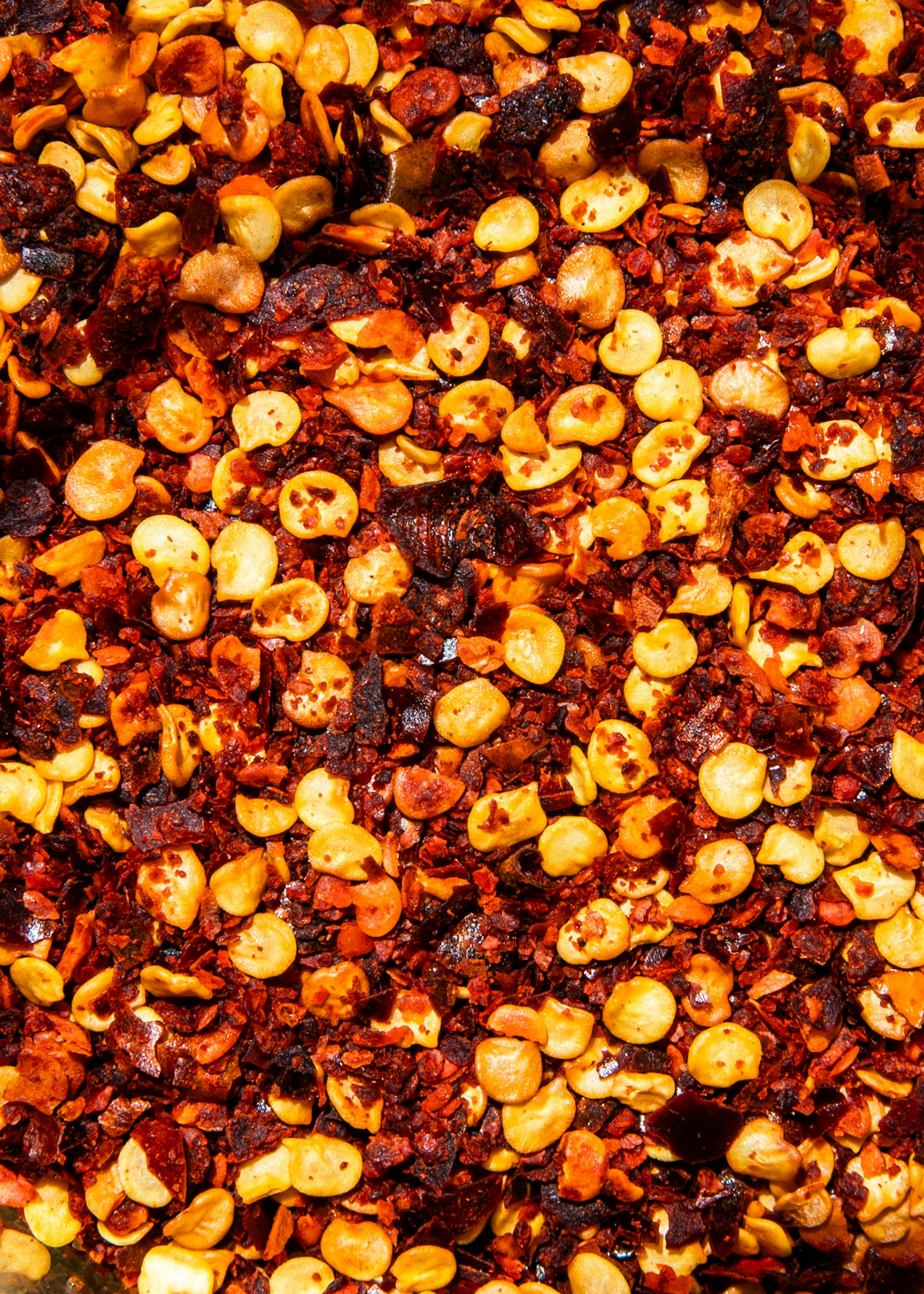 un primer plano de un montón de pimientos rojos y amarillos