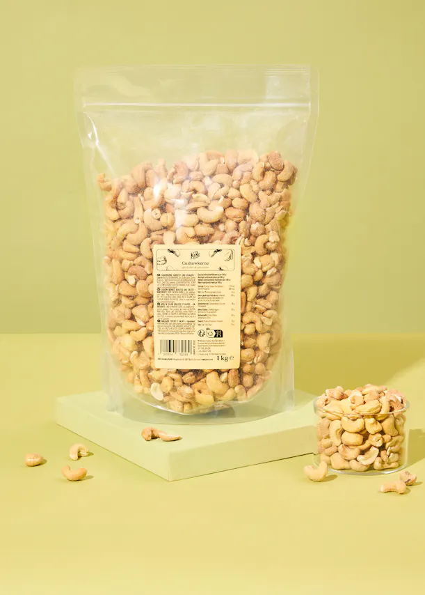 un sac de noix de cajou est posé sur une table