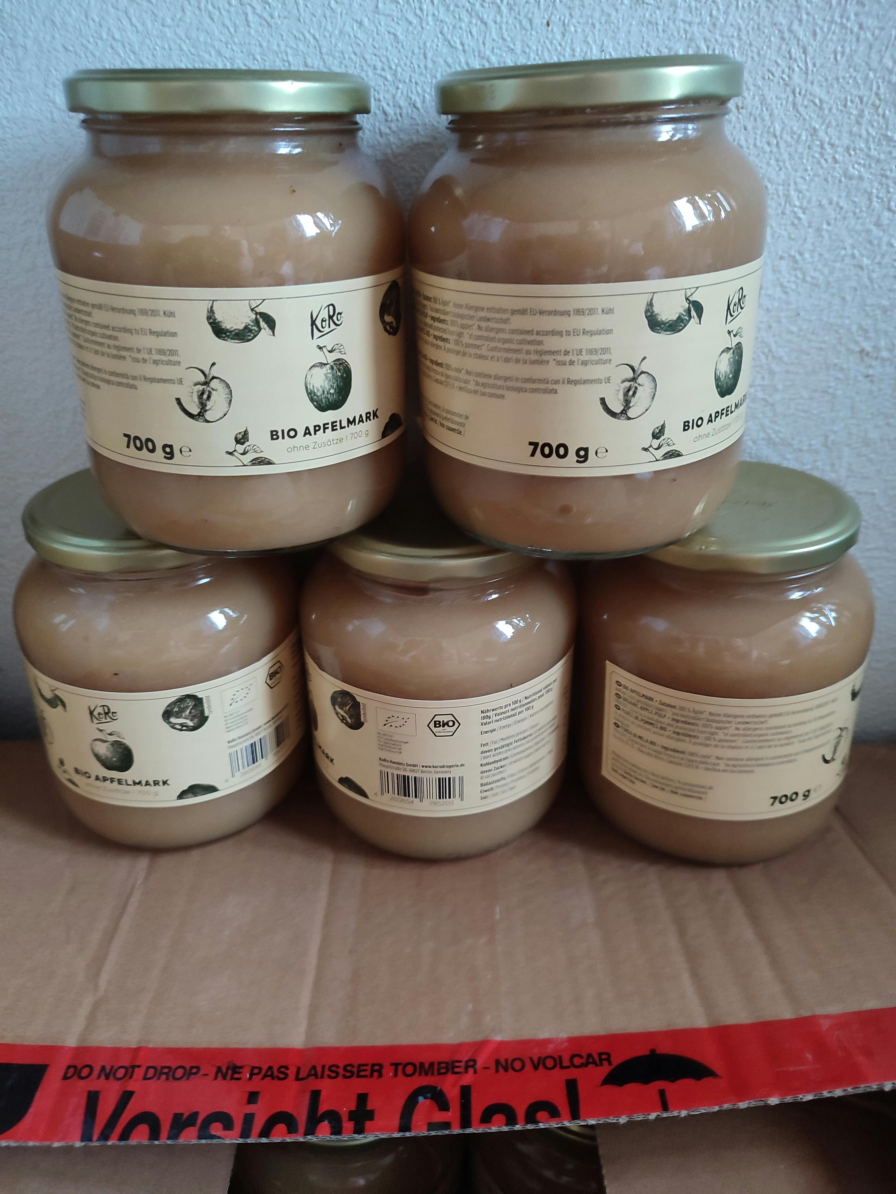 un mucchio di barattoli di marmellata di mele bio