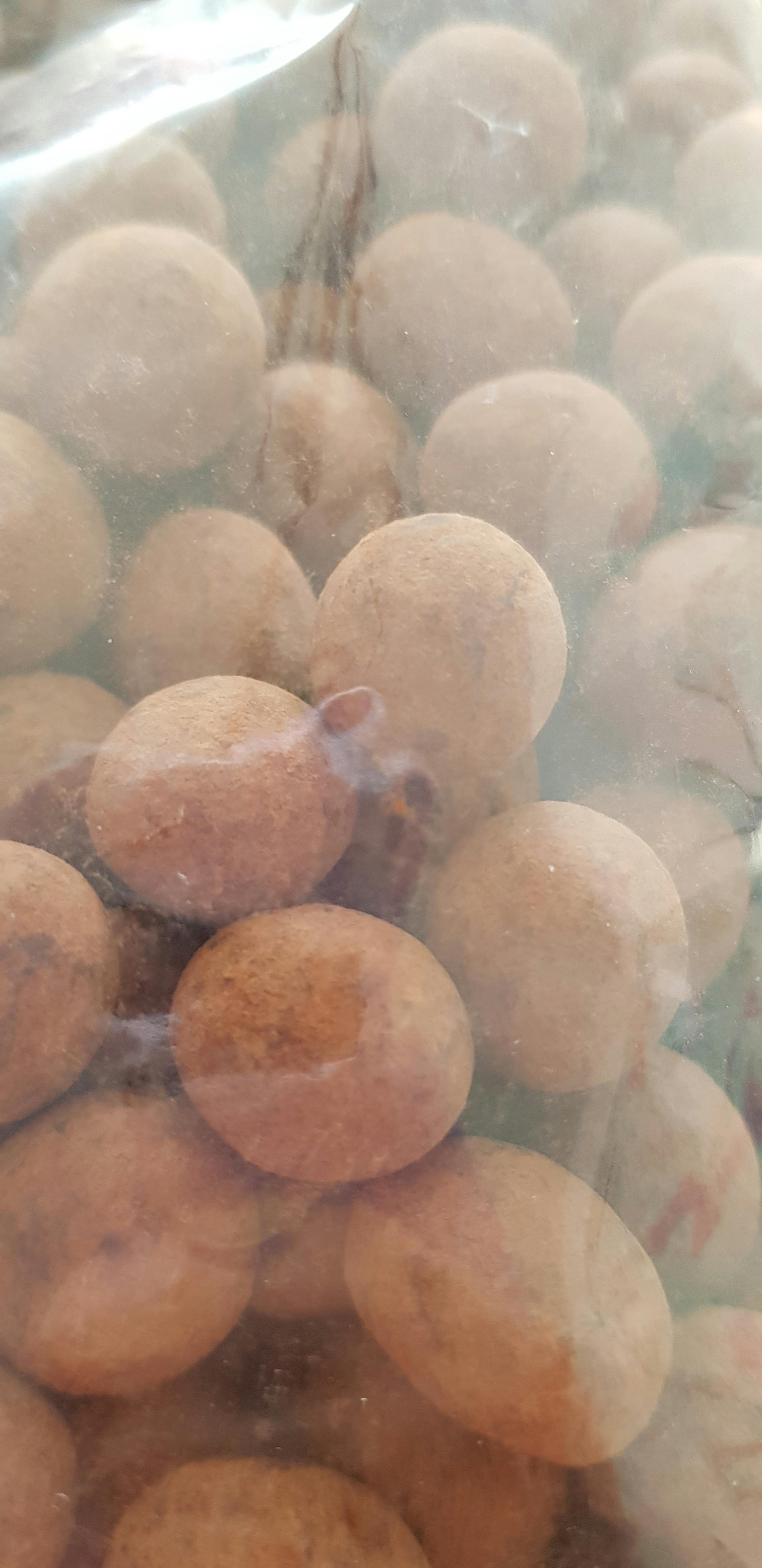 eine Nahaufnahme eines Plastikbeutels mit braunen Bällchen