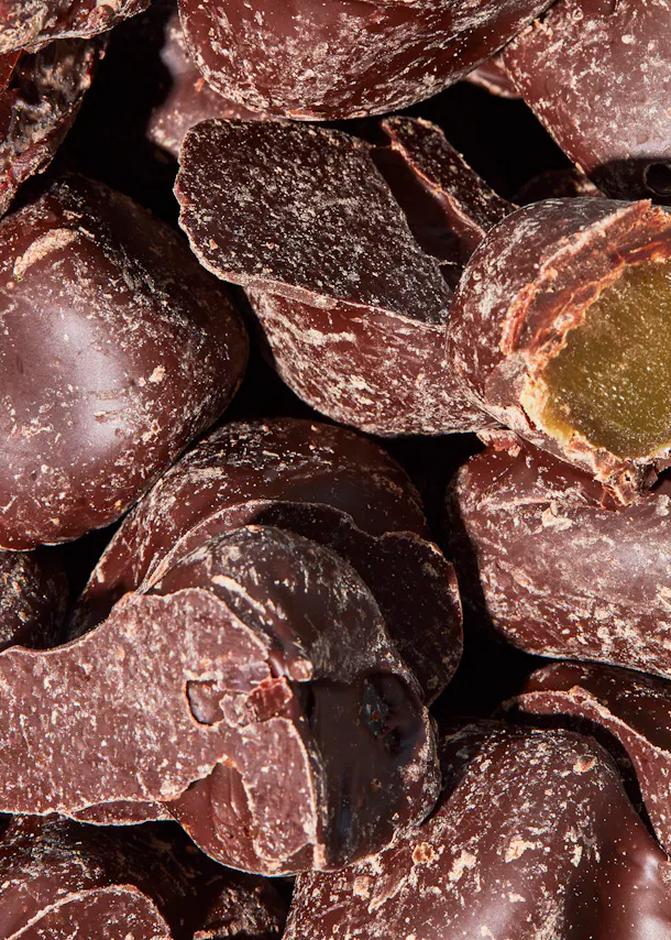 un gros plan d' un tas de chocolats avec un morceau ouvert