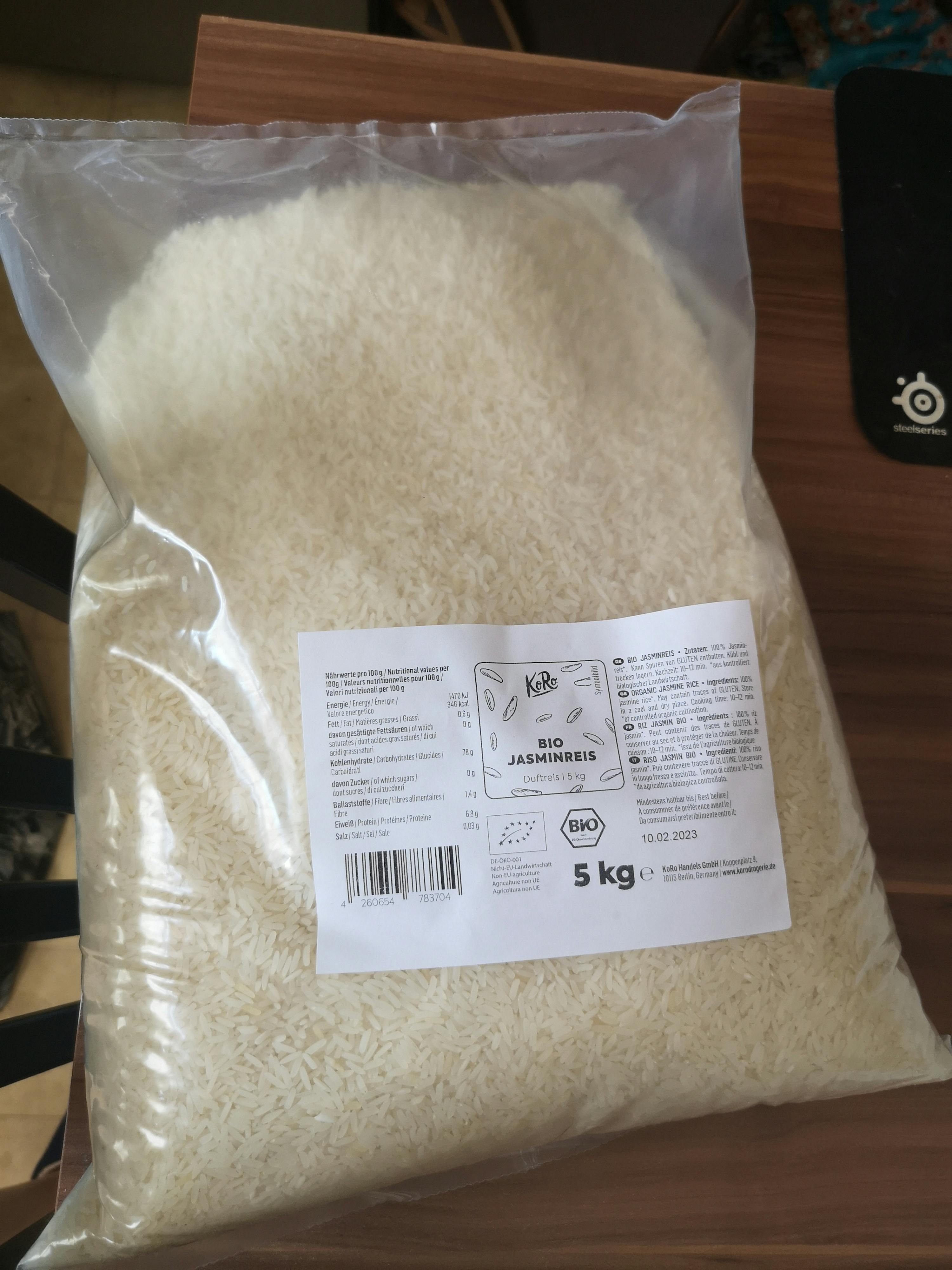 un sac de riz bio est posé sur une table en bois