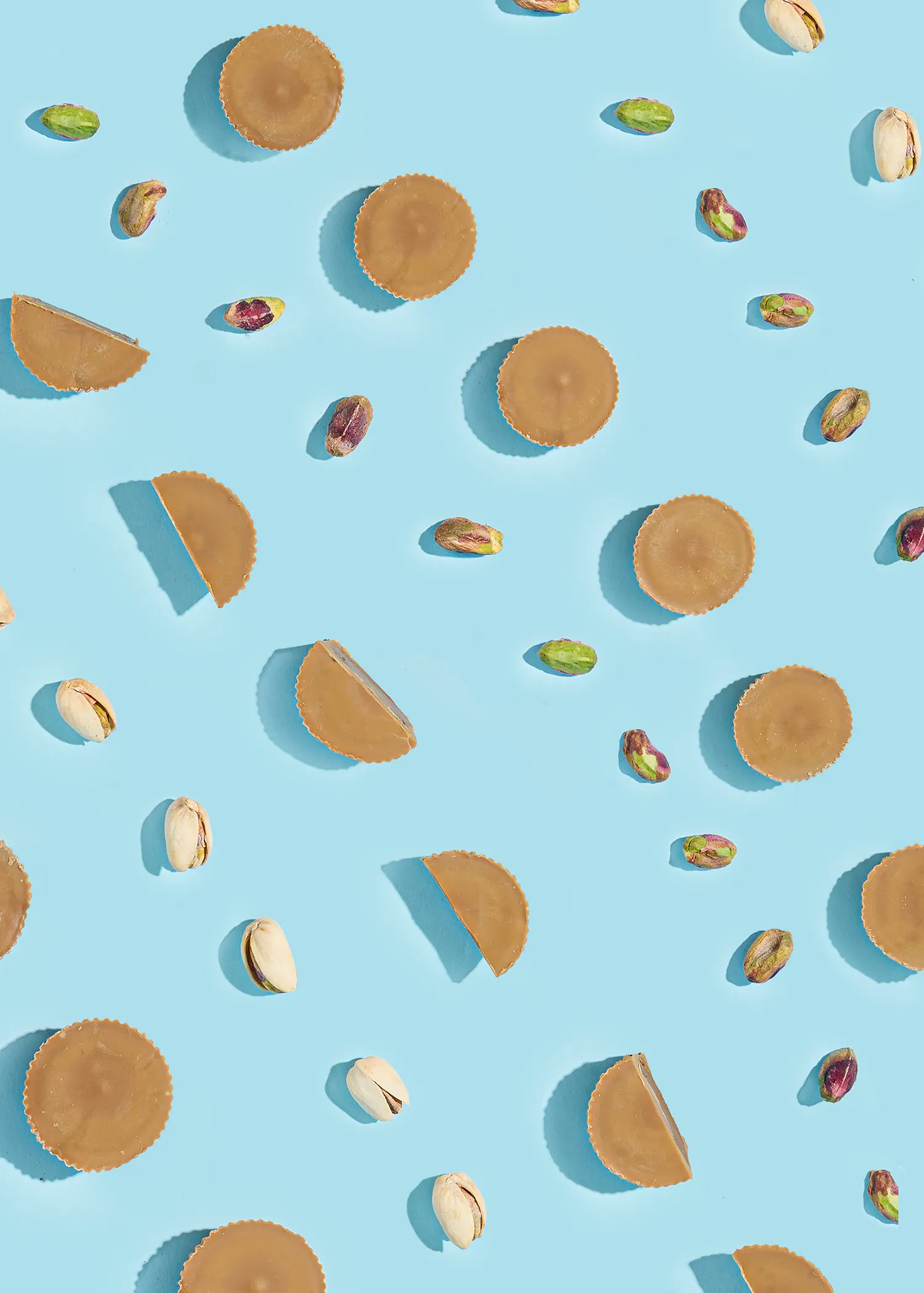un motif de beurre de cacahuètes et de pistaches sur fond bleu