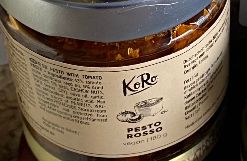 un barattolo di pesto rosso con pomodori è vegano