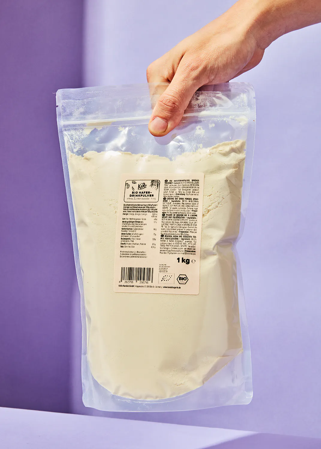 une personne tient un sac en plastique rempli de farine blanche