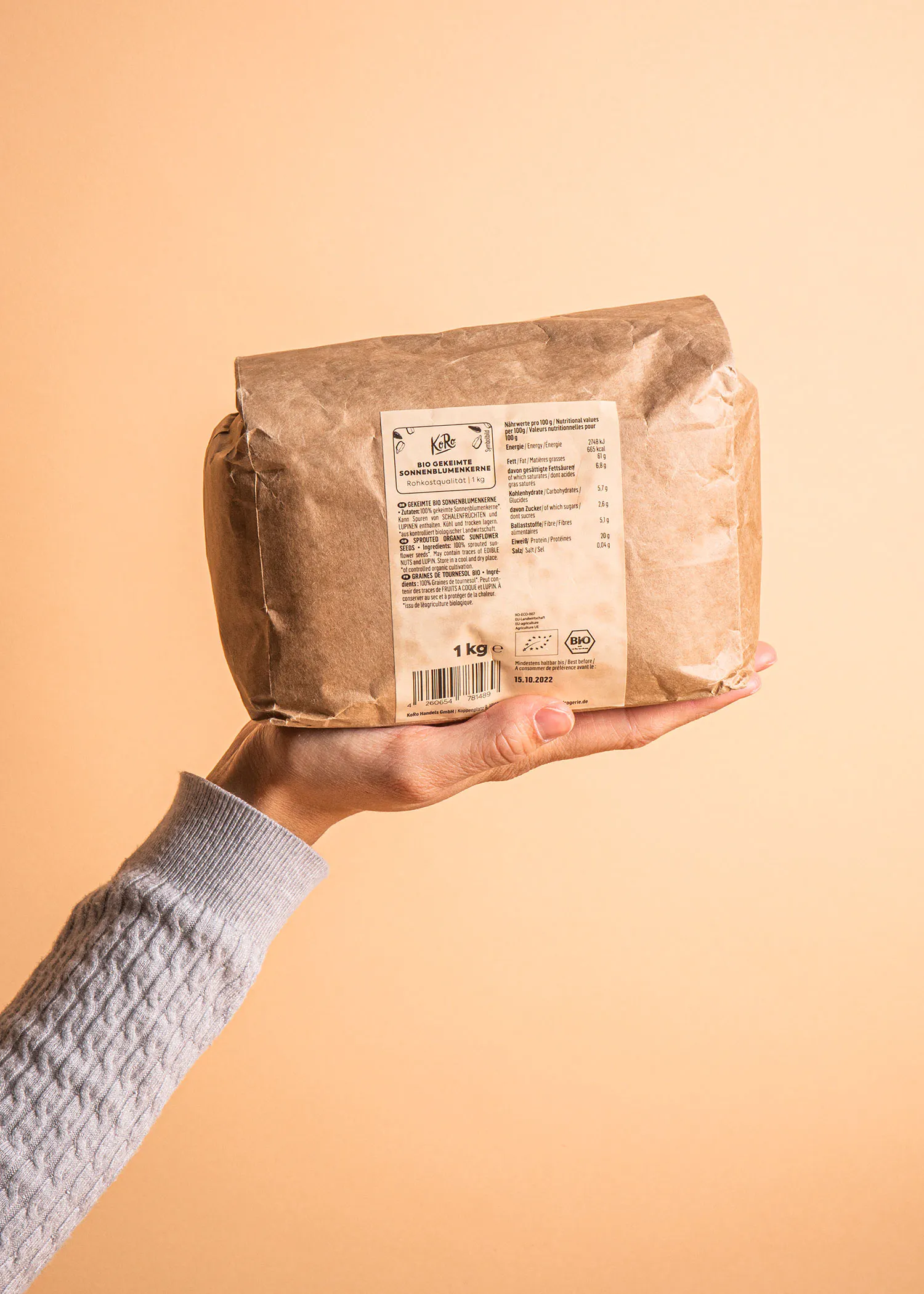 une personne tient un sac de farine avec une étiquette qui indique qu'elle est biologique