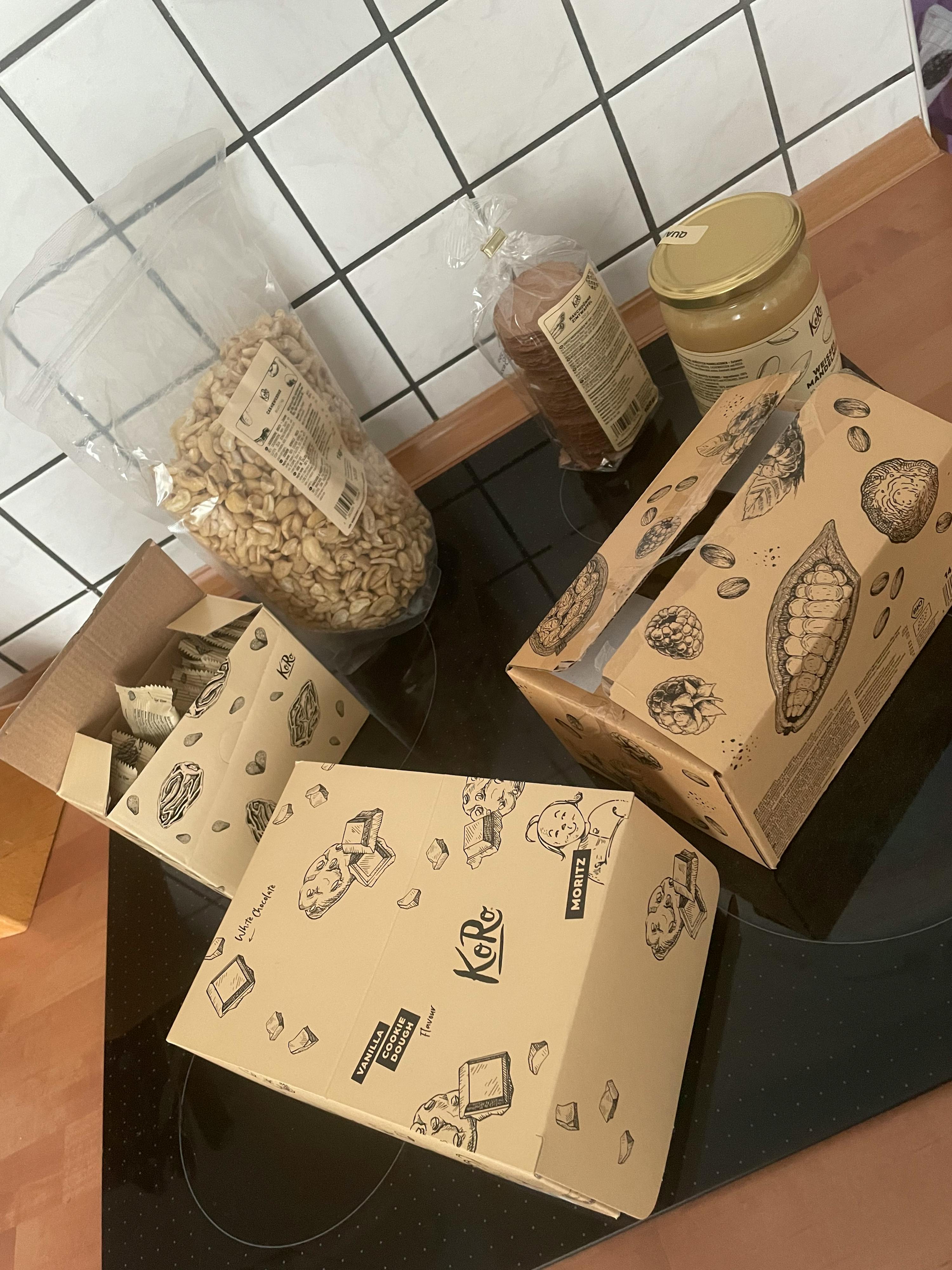 eine Reihe von Lebensmitteln auf einem Herd mit einer Kiste mit der Aufschrift " kaffe " darauf