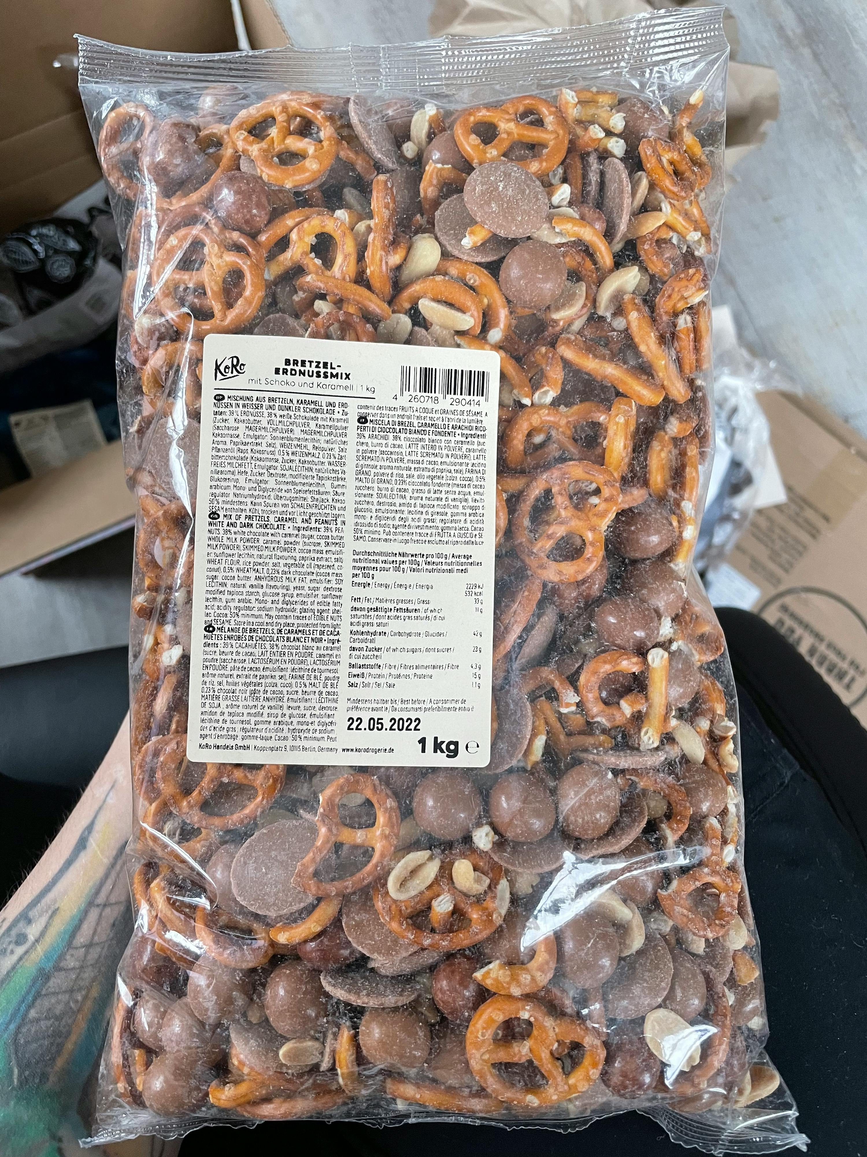 un sac de bretzels et de chocolat est assis sur une table