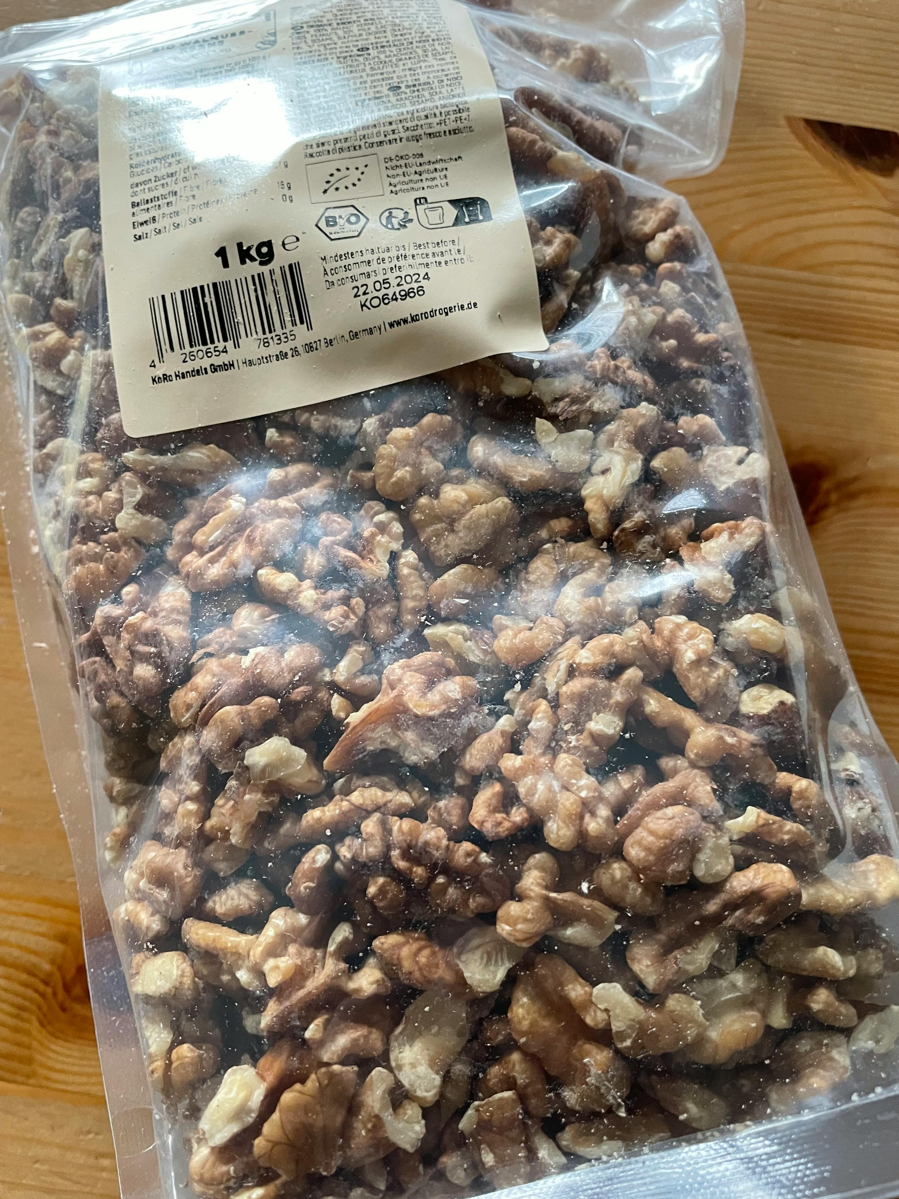 un sac de noix est assis sur une table en bois