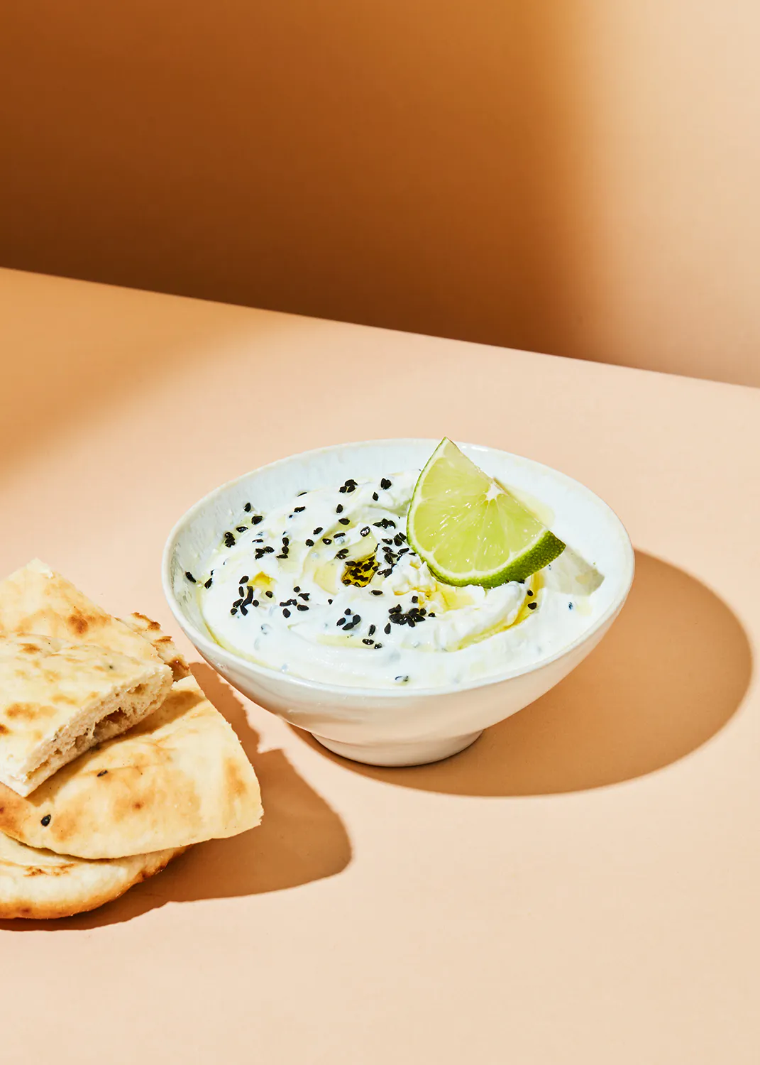 eine Schüssel Dip mit einer Limettenscheibe darauf