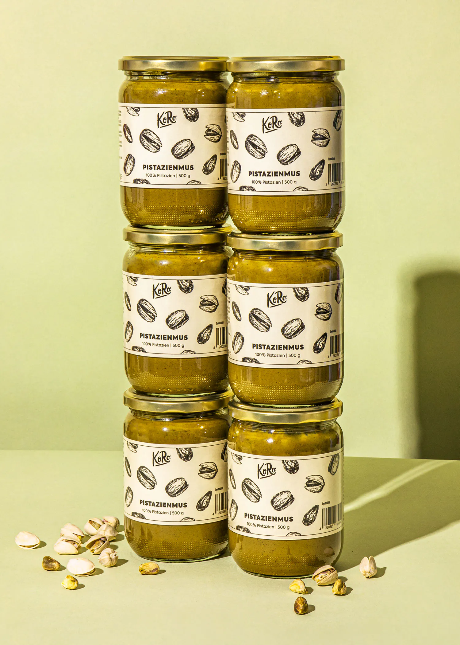 six bocaux de pistazienmus sont empilés les uns sur les autres