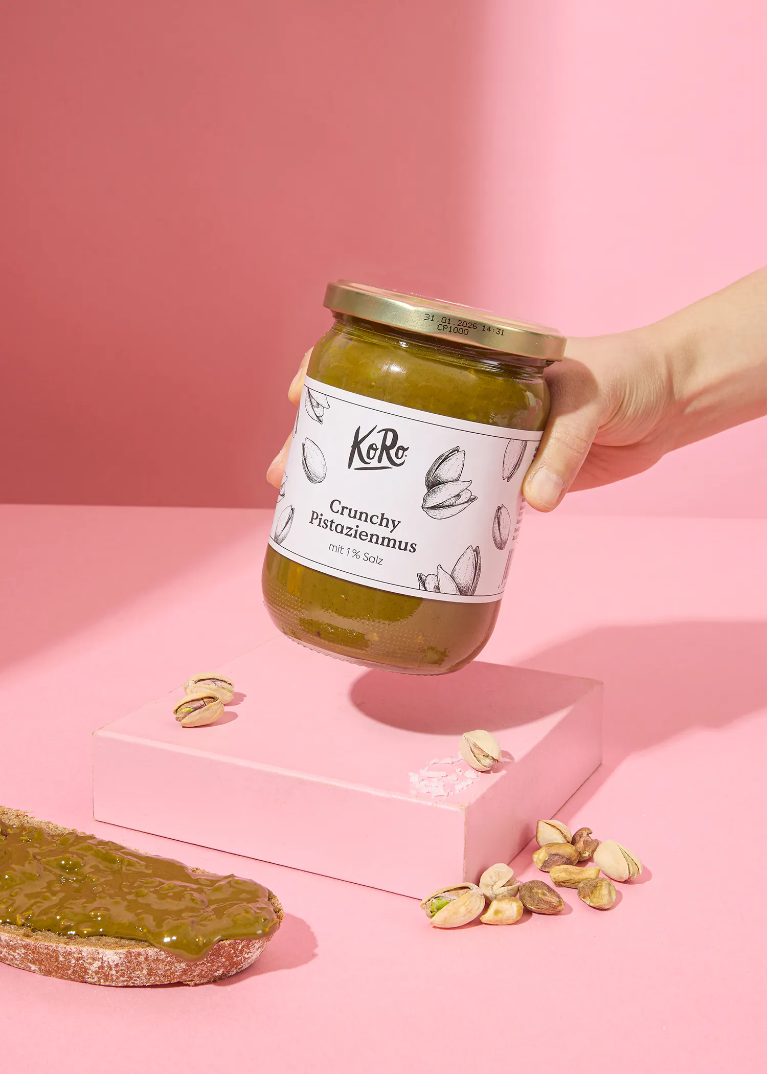 eine Person hält ein Glas crunchy pistazienmus