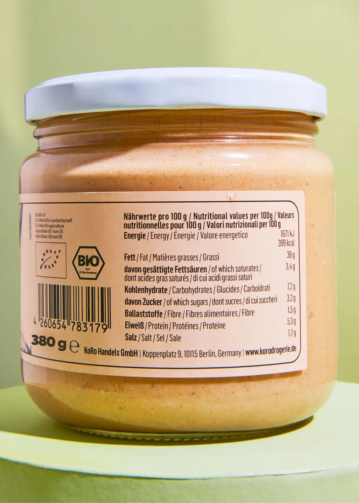 die Rückseite eines Glases Erdnussbutters zeigt die Nährwerte