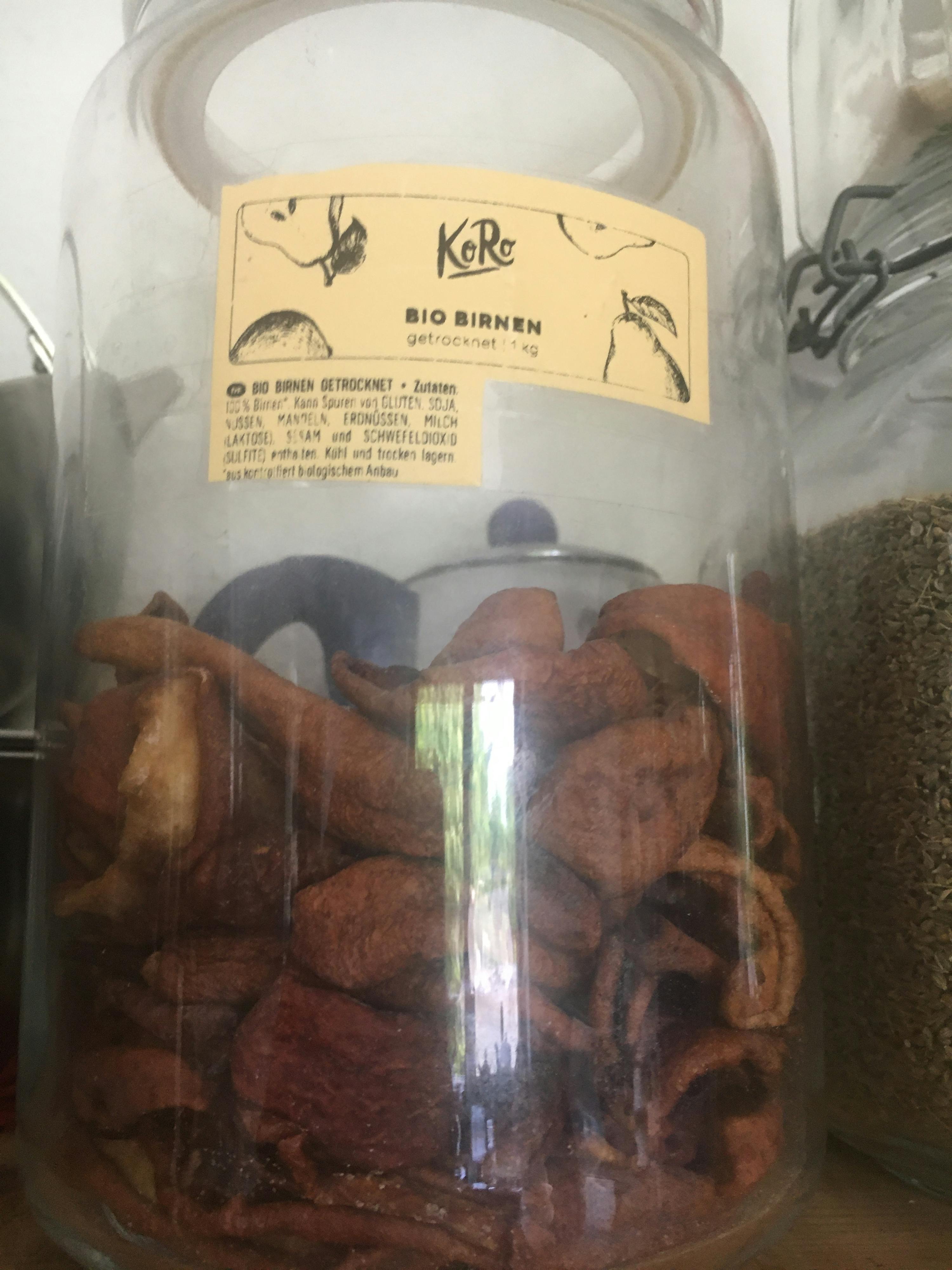 ein Glas mit getrockneten Äpfeln und der Aufschrift bio birnen steht auf einem Tisch