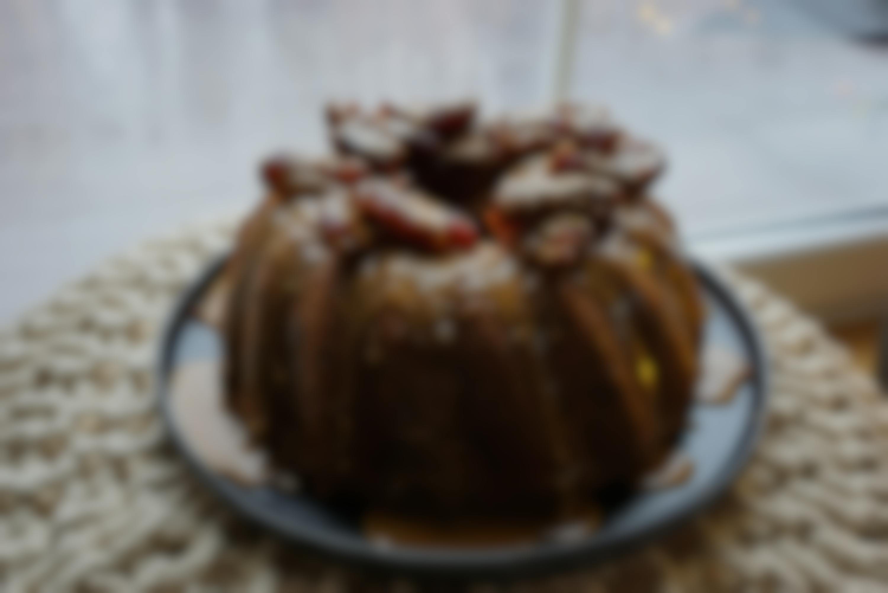 Saftiger Dattel-Kuchen mit Salted-Caramel-Soße 