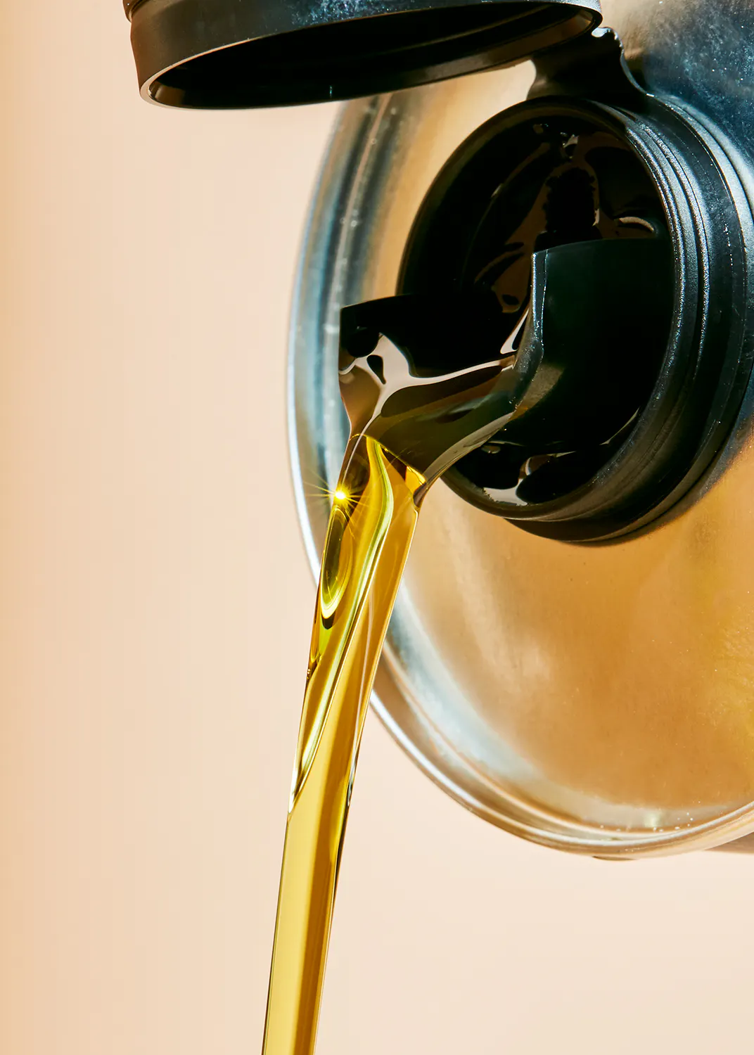 Öl wird aus einer Plastikflasche gegossen
