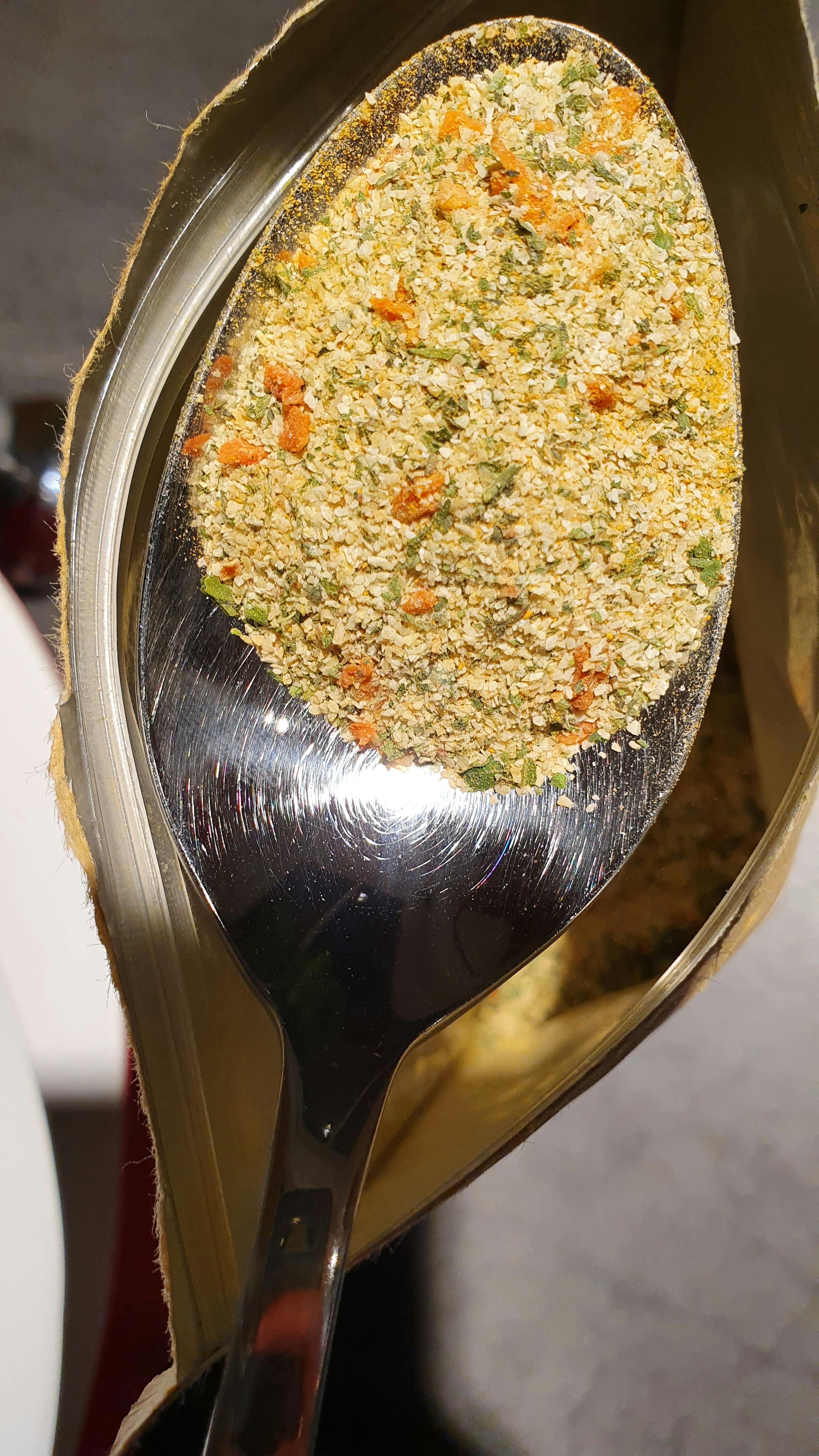 ein Löffel mit Gewürzen aus einem Beutel