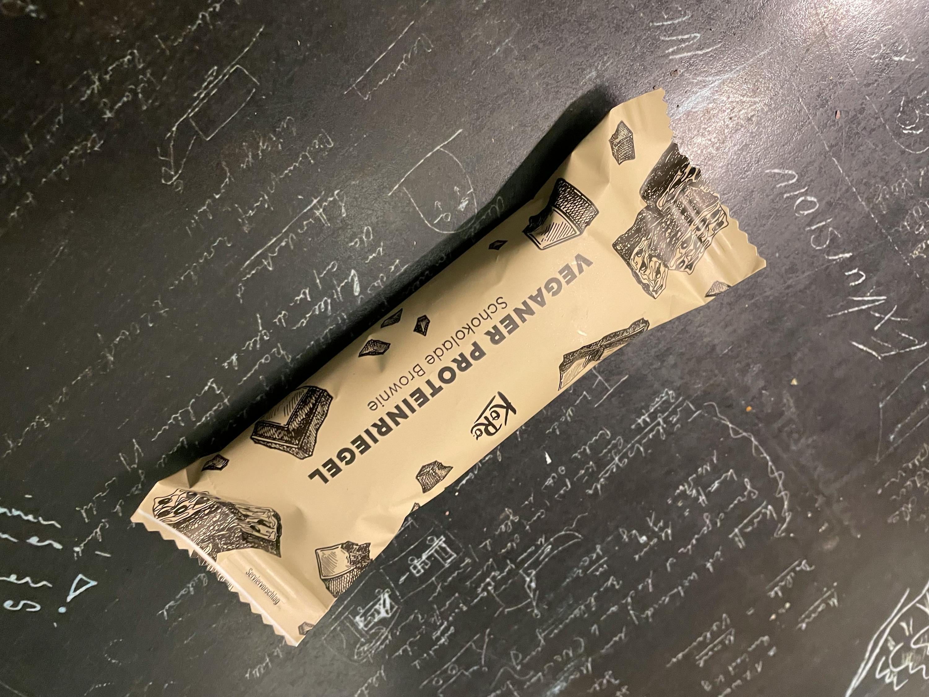 un paquet de barre de protéines végétales avec un brownie au chocolat à l' intérieur