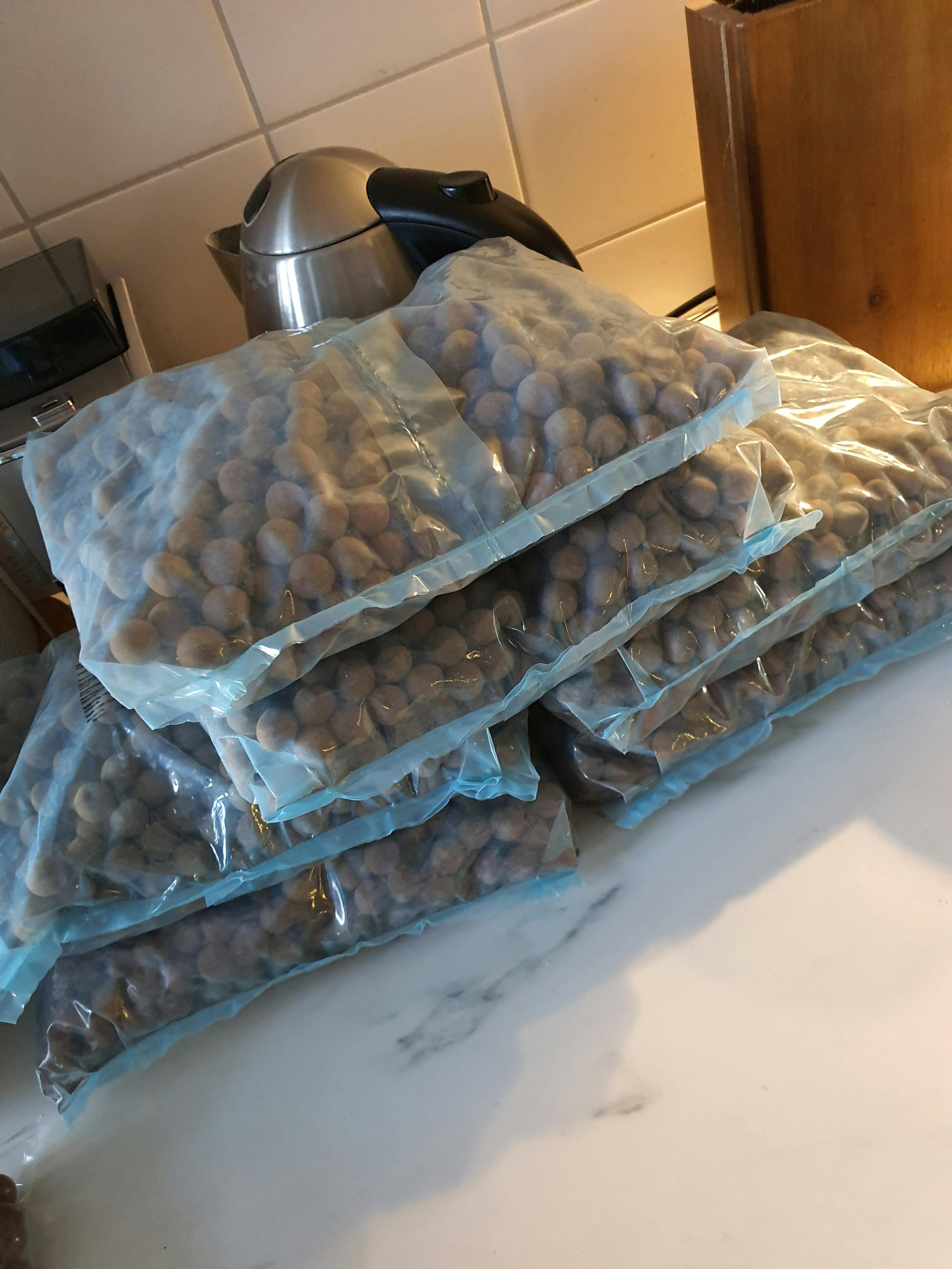 eine Reihe von Plastiktüten mit Erdnüssen auf einem Tisch