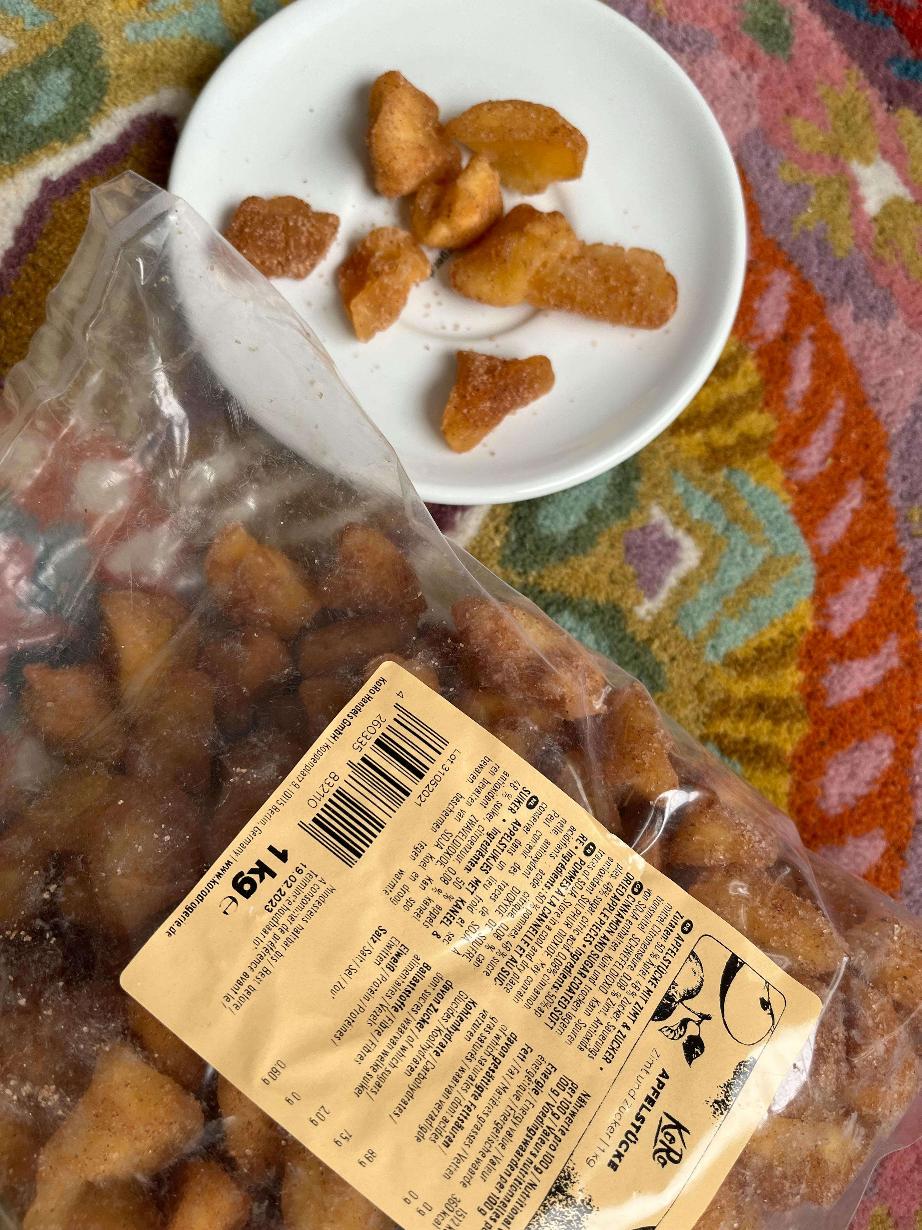 un sac de pommes frites est assis à côté d' un plateau de pommes frites