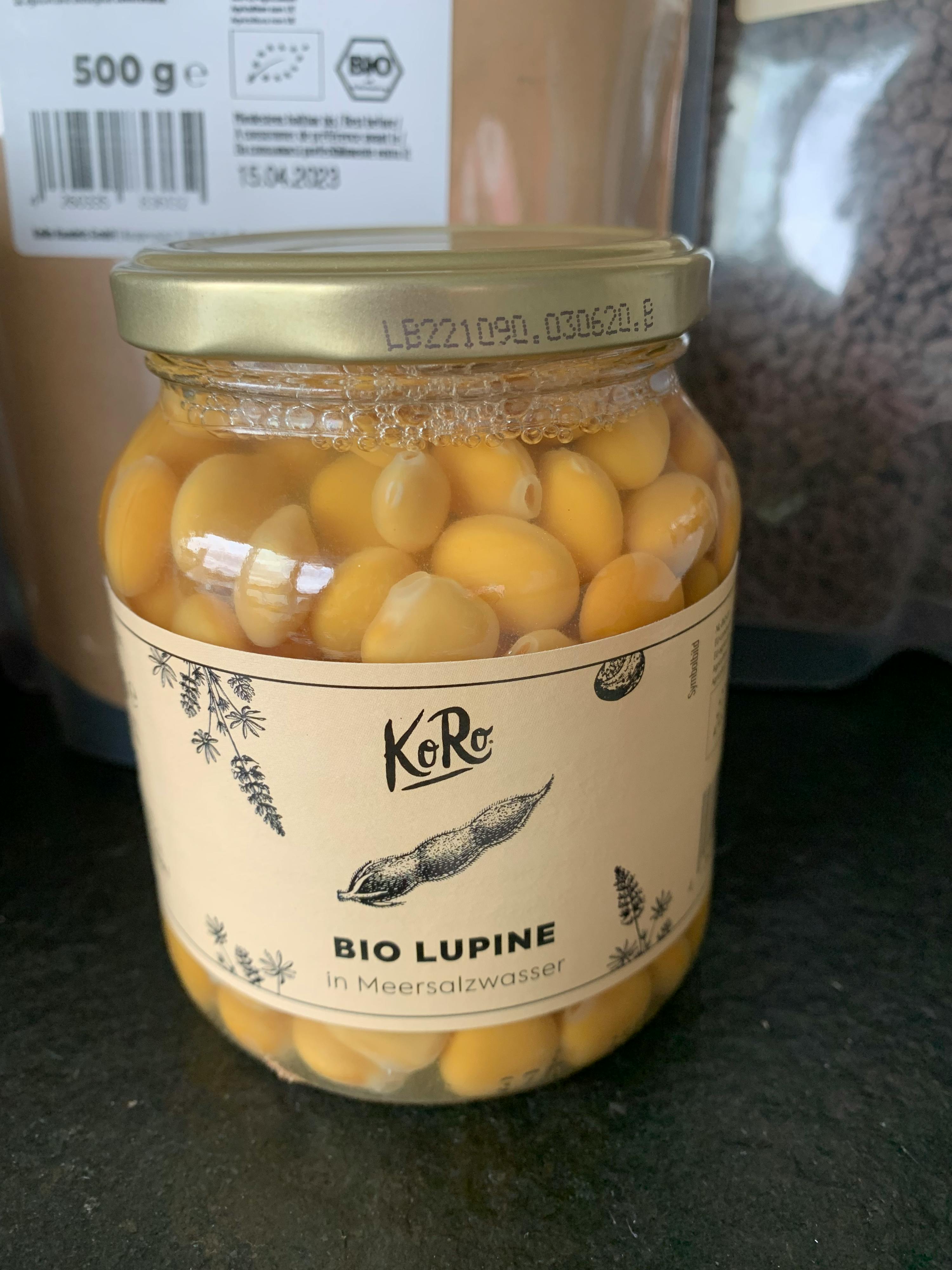 un bocal en verre rempli de lupins biologiques