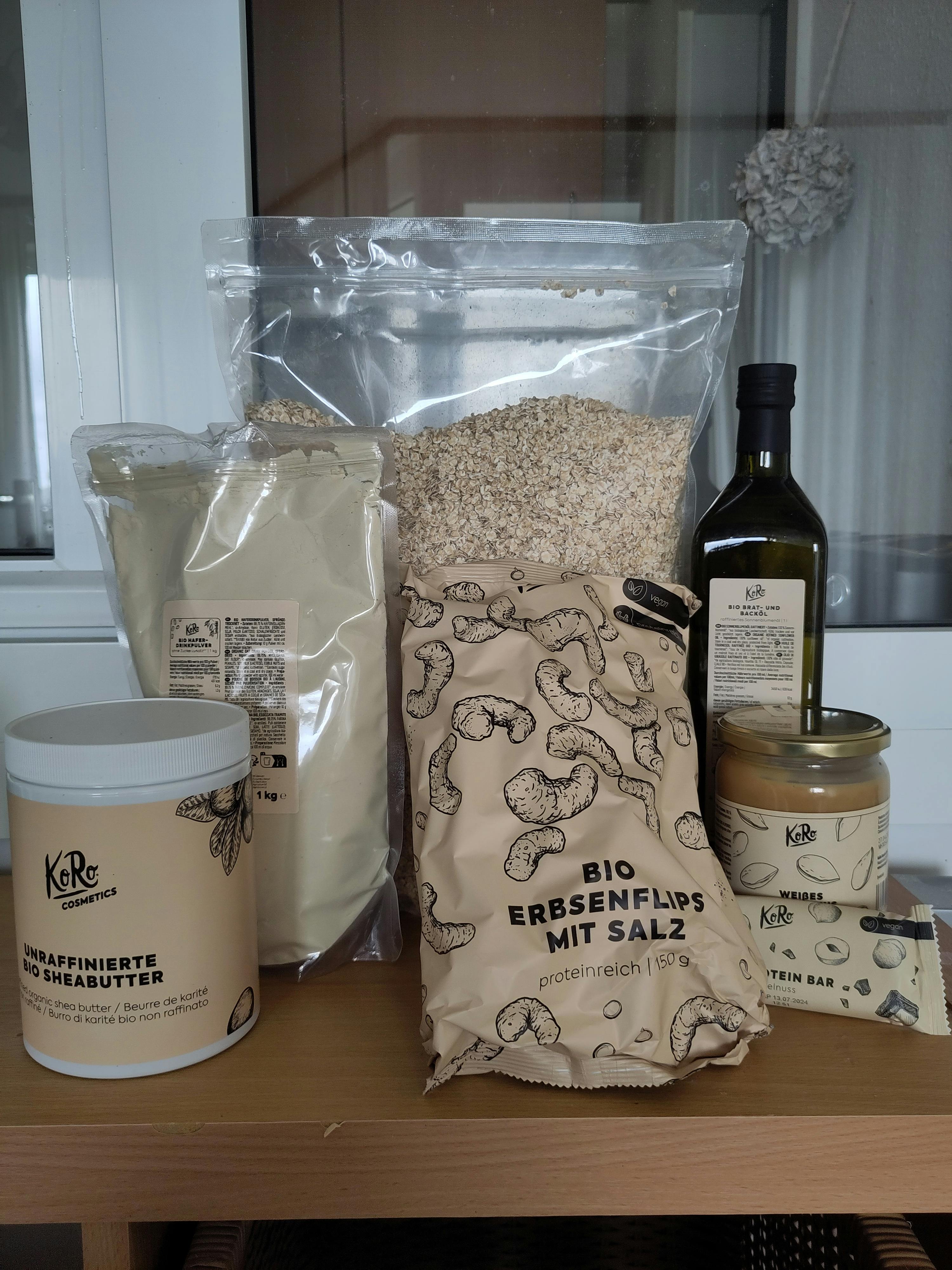 eine Reihe von Lebensmitteln auf einem Tisch , darunter eine Tüte Erdnussflips mit Salz