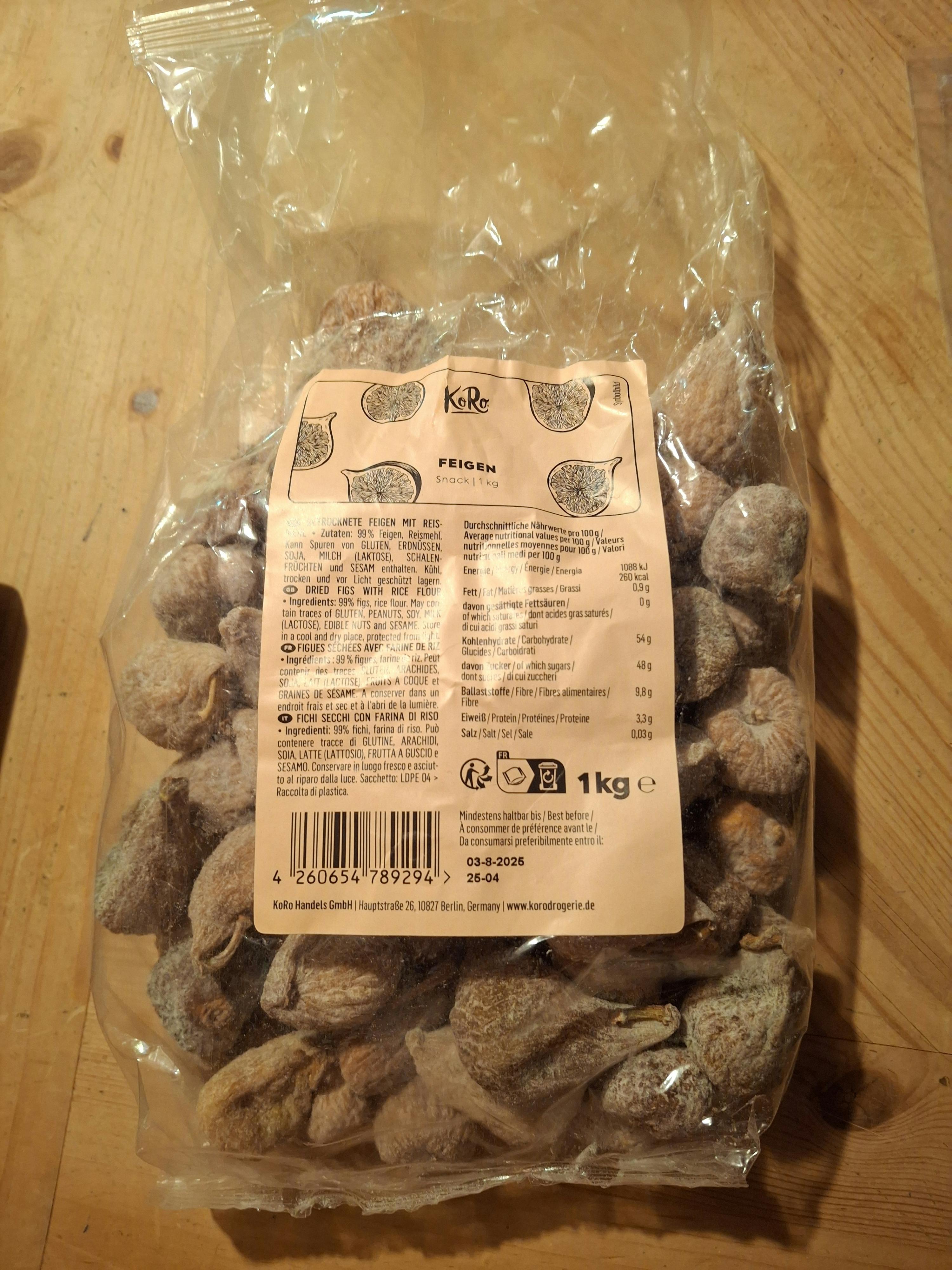 un sac de figues séchées est posé sur une table en bois