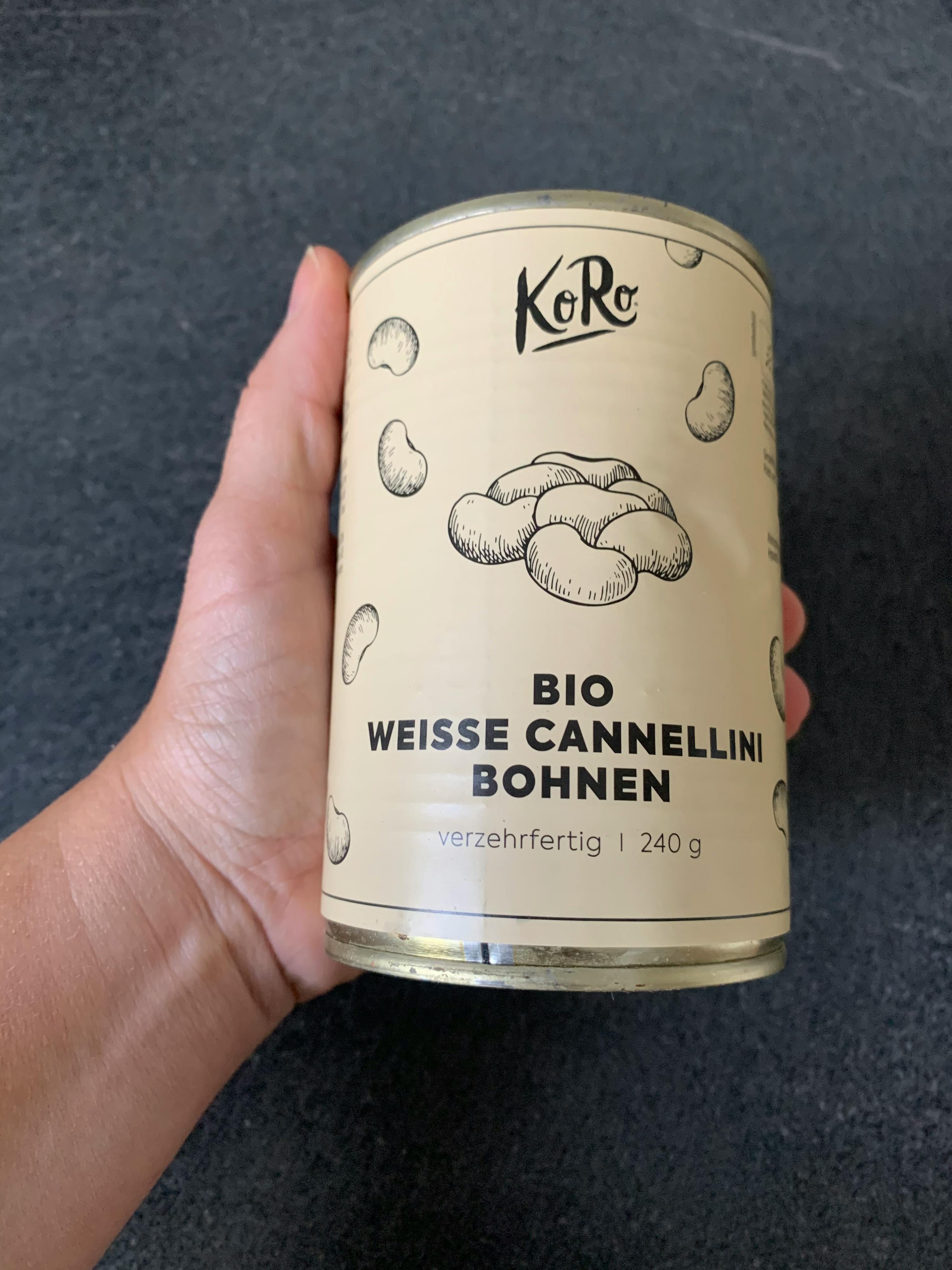 una persona tiene in mano una lattina di cannellini bio