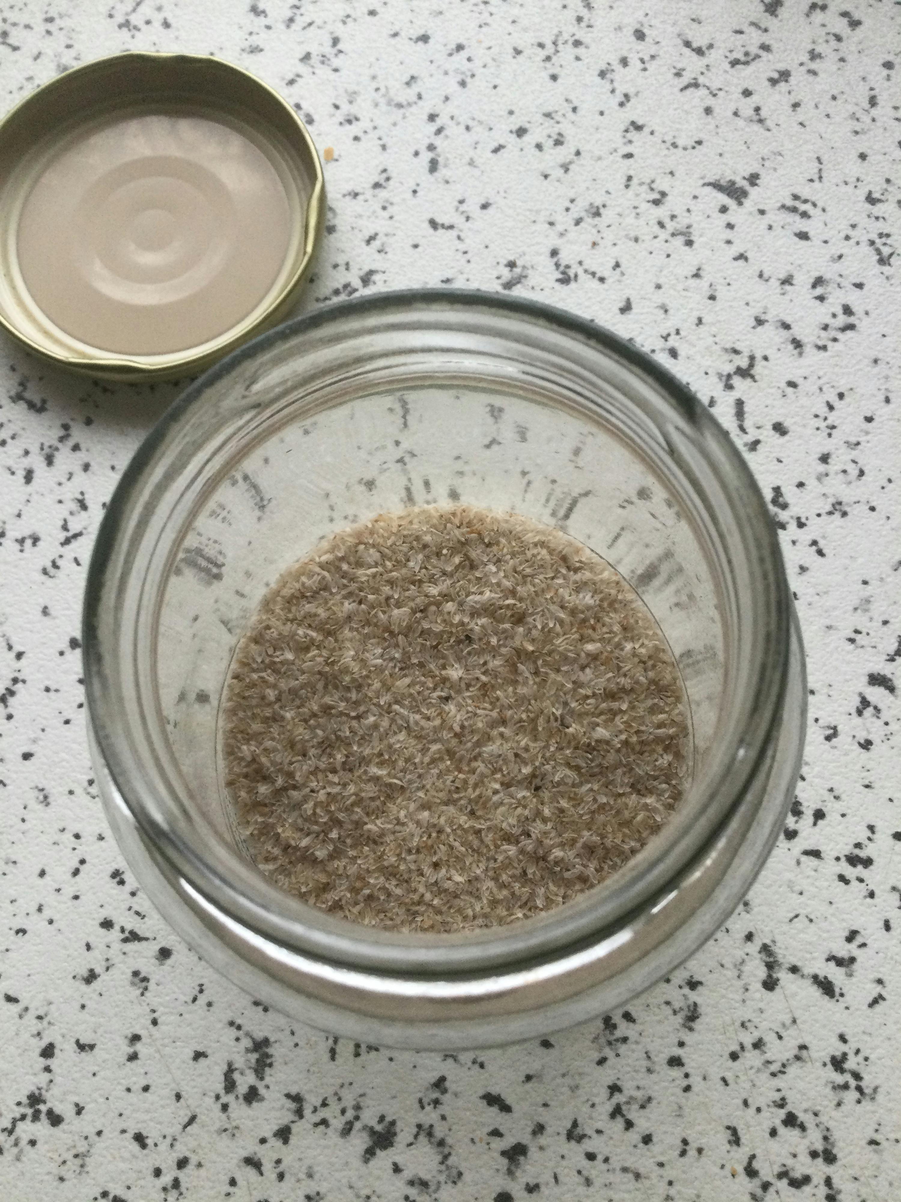 ein Glas mit einem braunen Inhalt und einem Deckel darauf