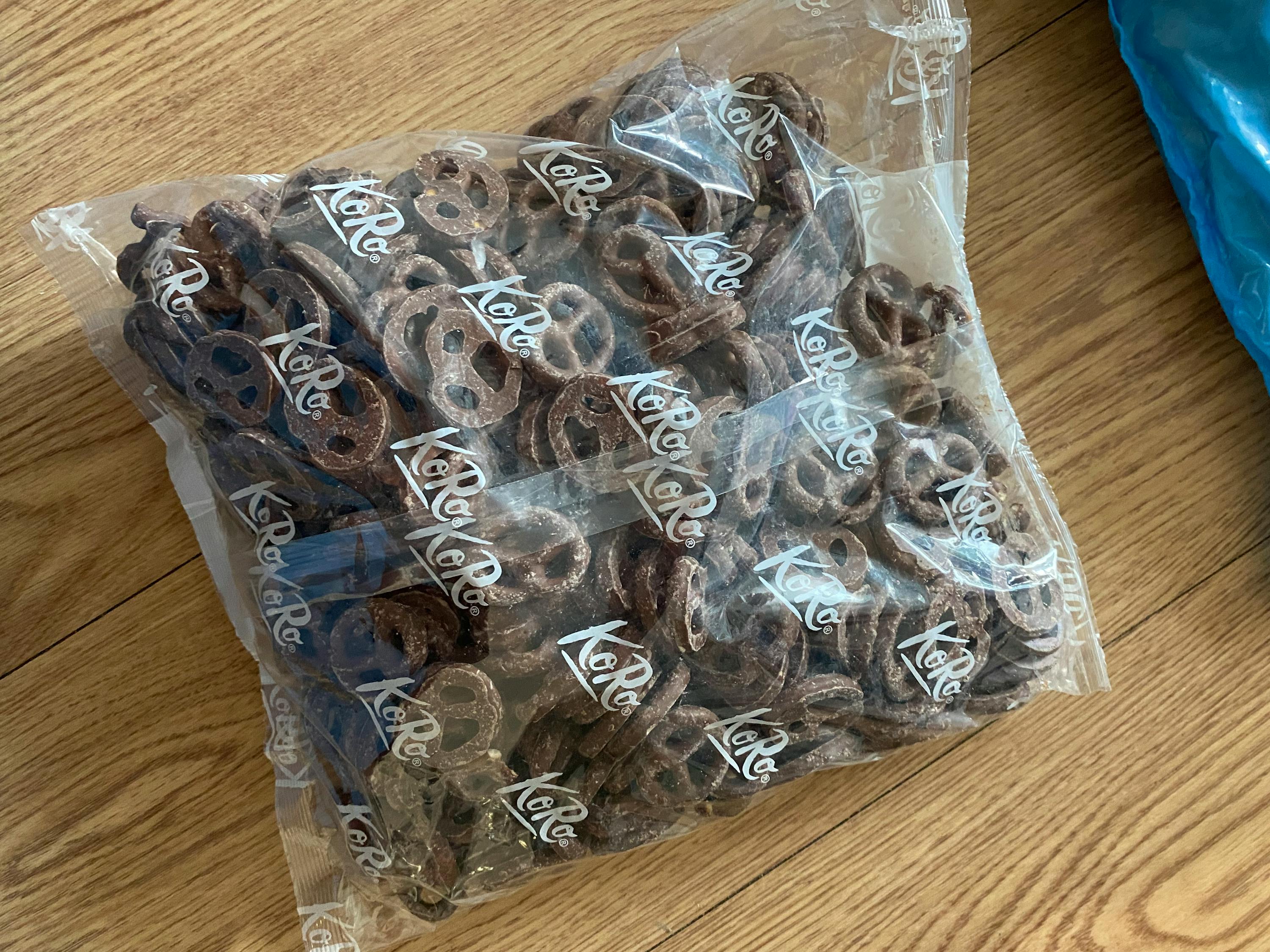 ein Plastikbeutel mit Schokoladenkeks liegt auf einem Holzboden