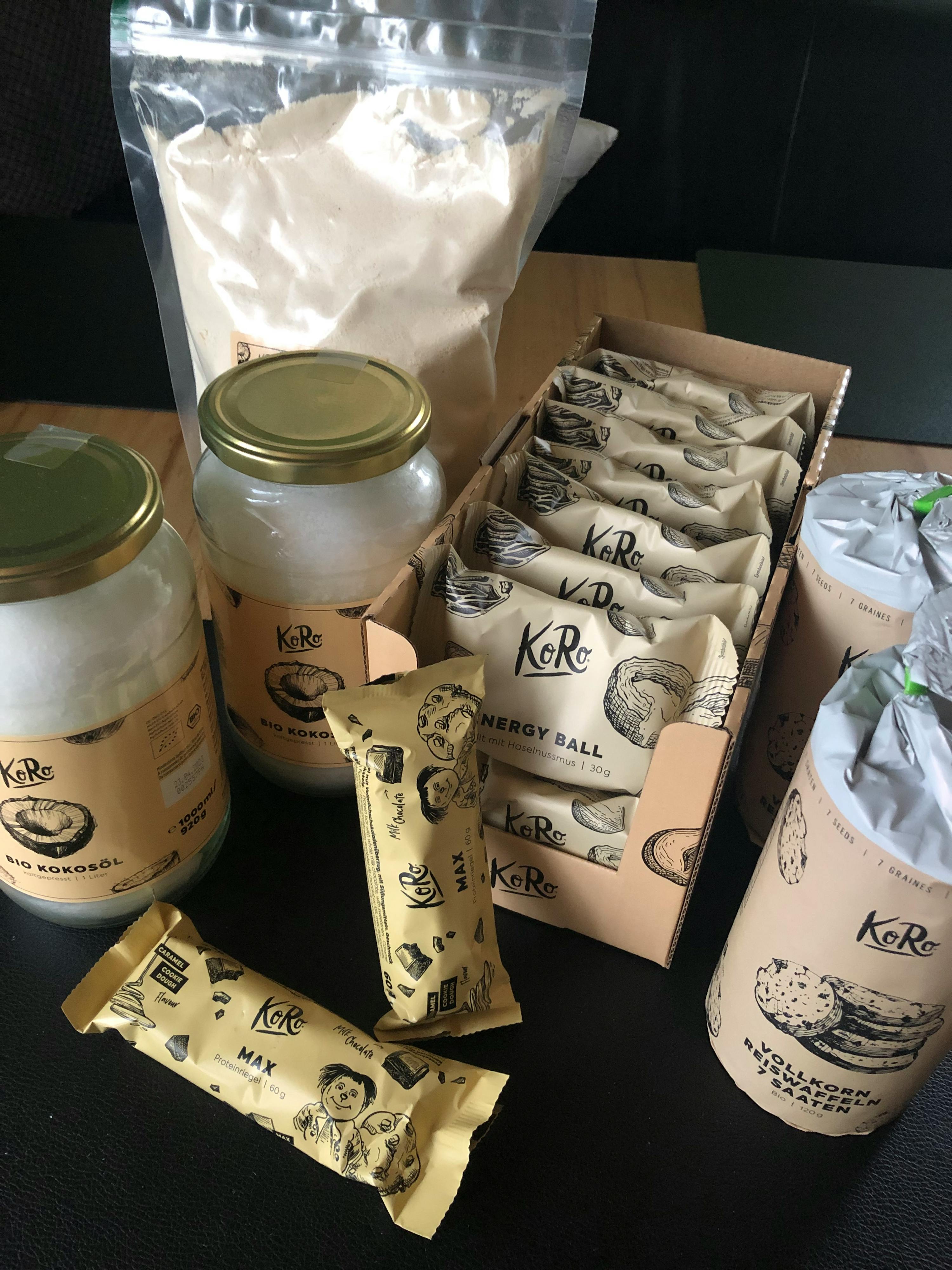 eine Reihe von Körbe-Produkten liegt auf einem Tisch