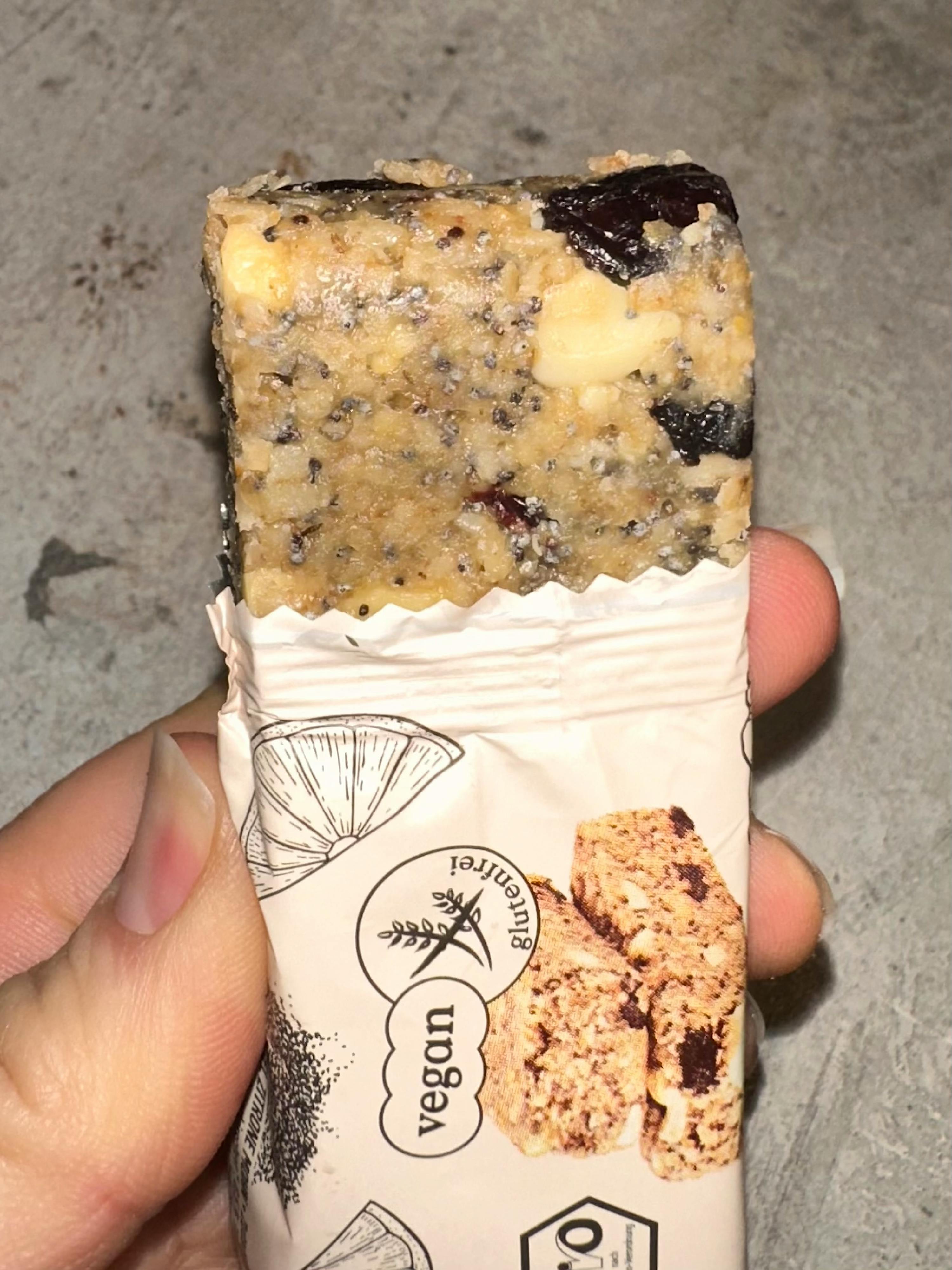 eine Person hält einen veganen Bar in ihrer Hand