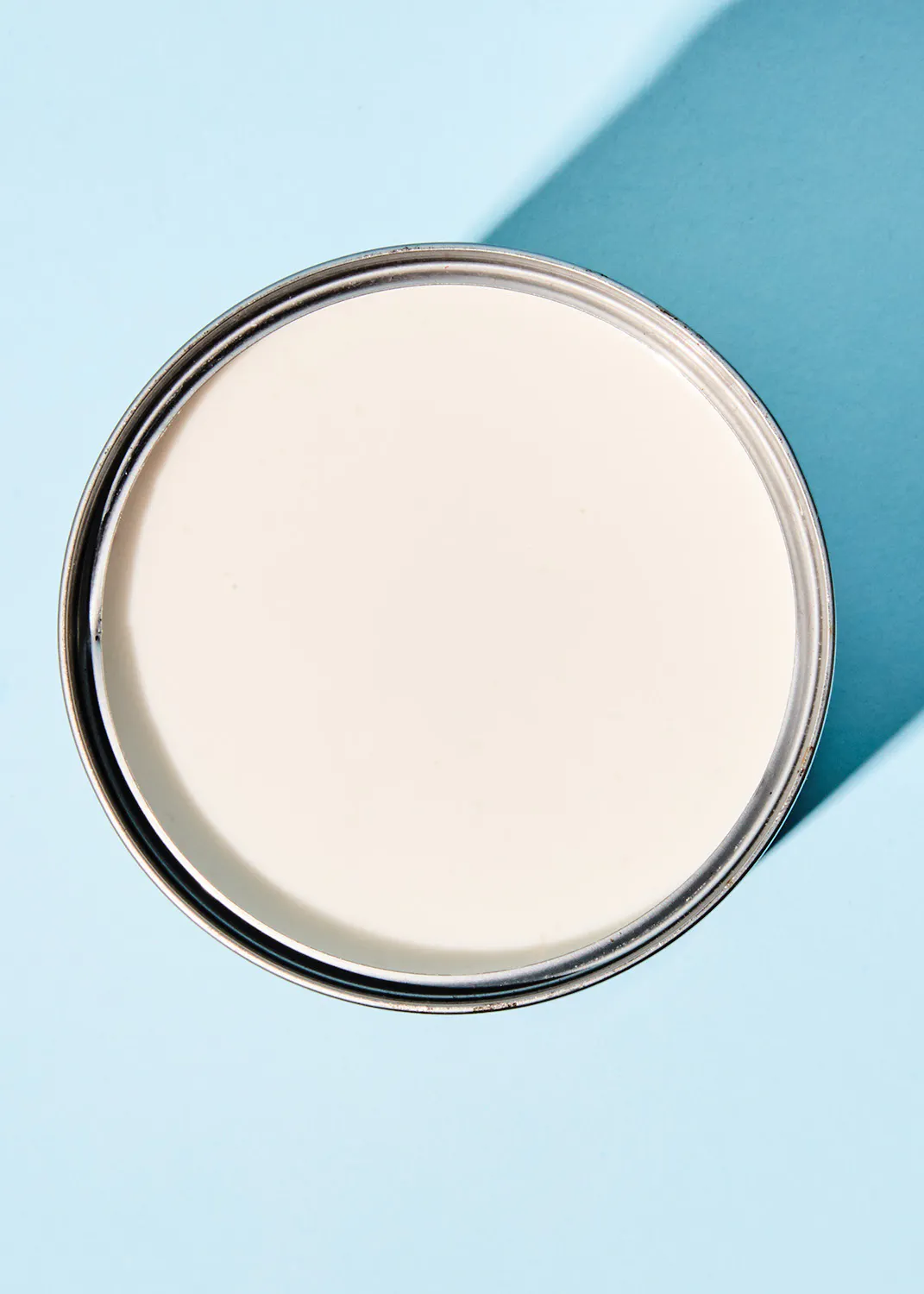 une boîte de peinture blanche sur fond bleu