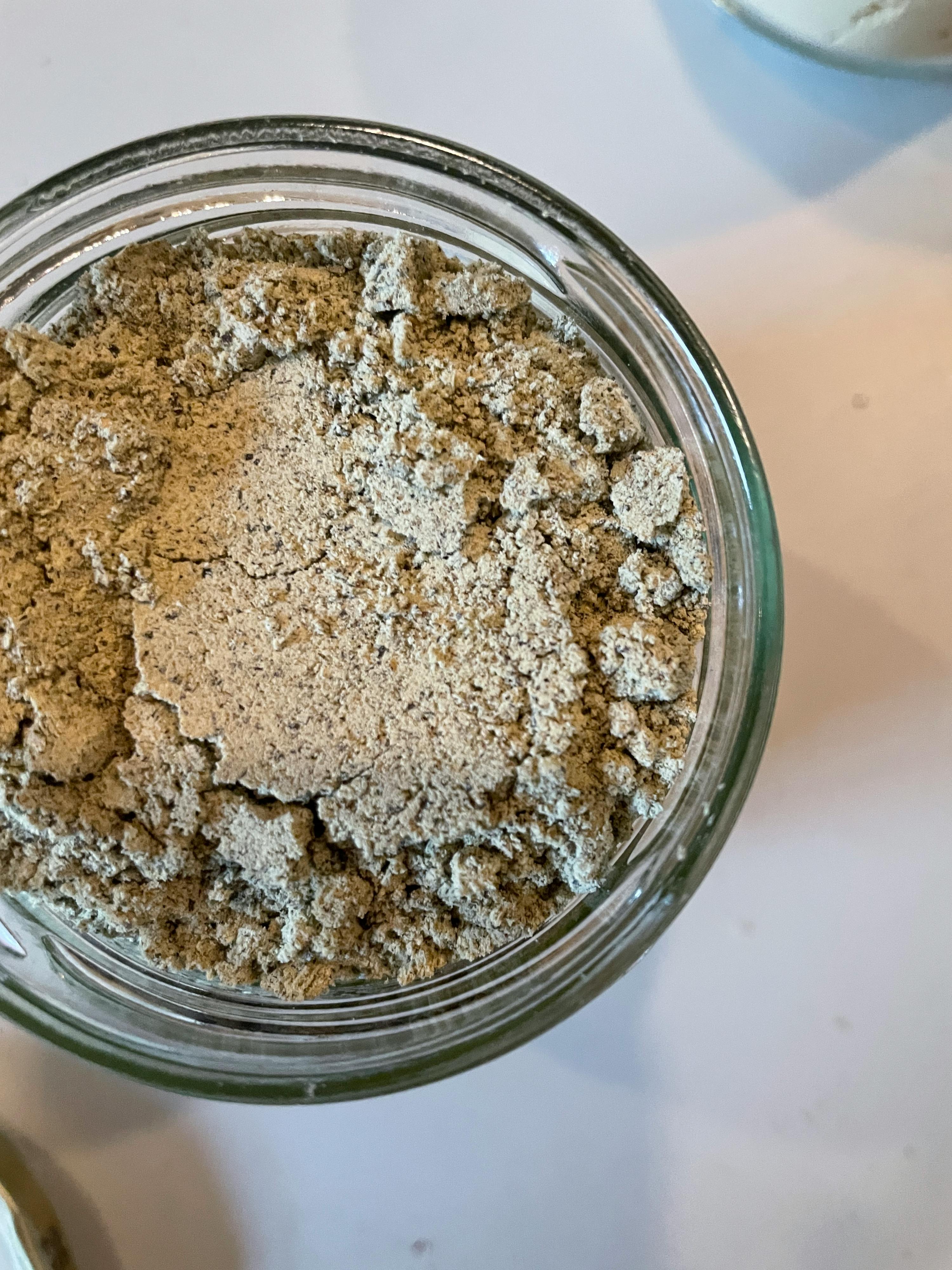 un barattolo di vetro pieno di sabbia su un tavolo