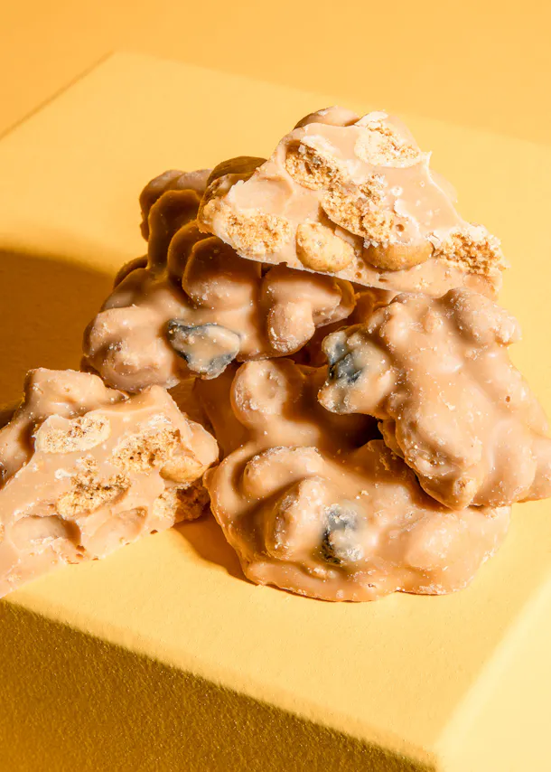 ein Haufen Erdnusscracker liegt auf einem gelben Tisch