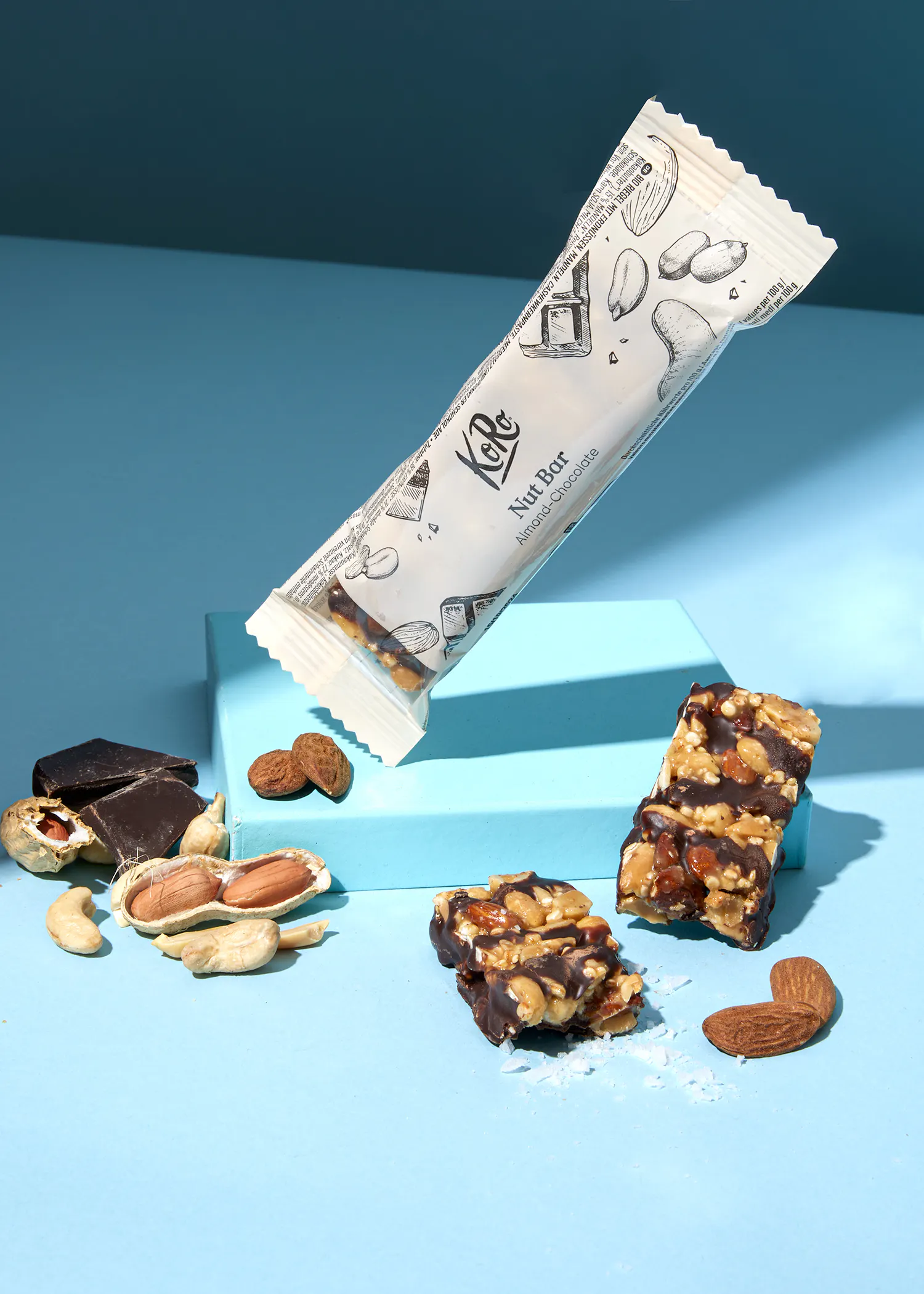 une barre de noix posée sur une surface bleue