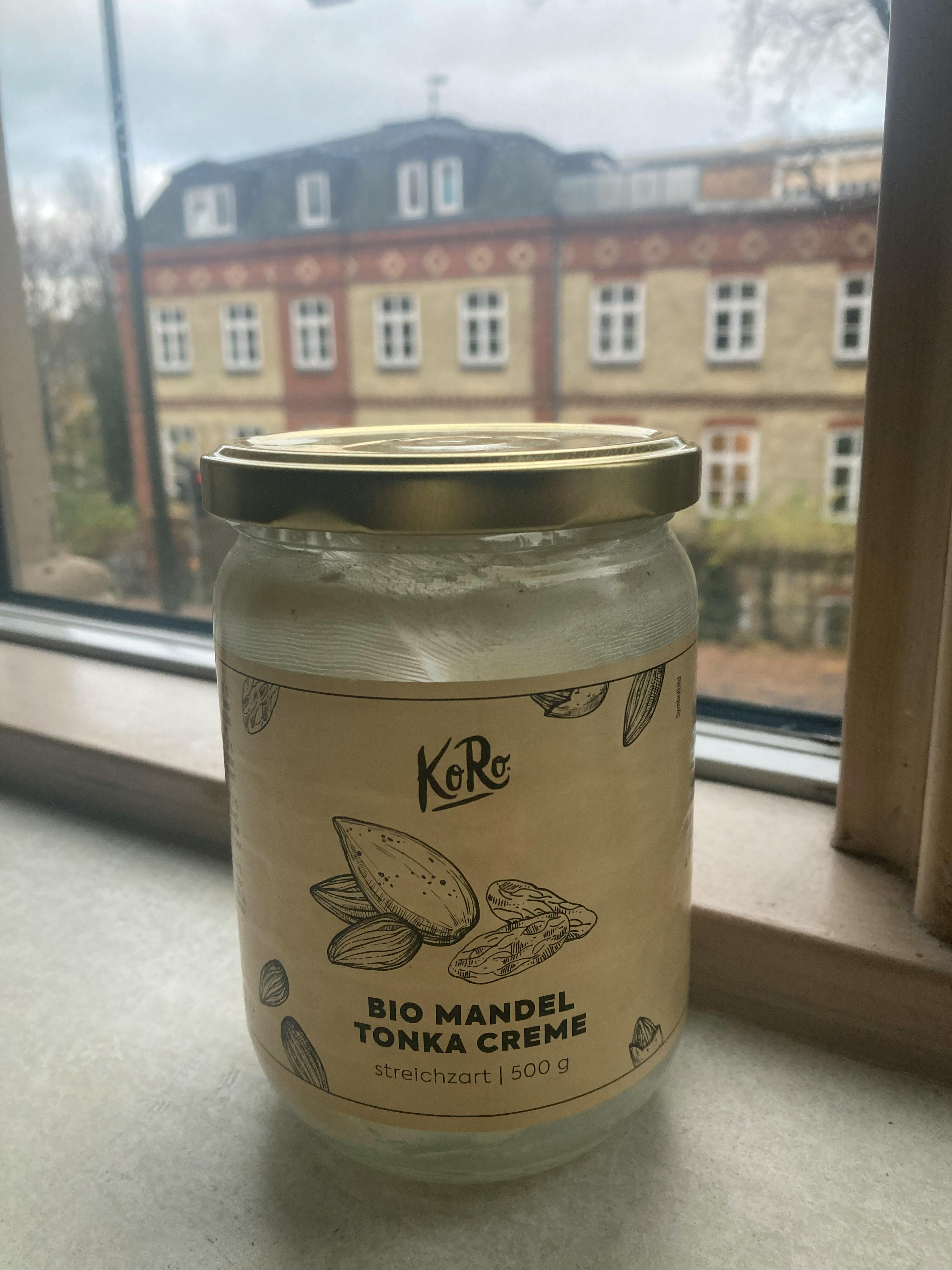 ein Glas Bio-Mandel-Tonka-Creme steht auf einem Fensterbrett