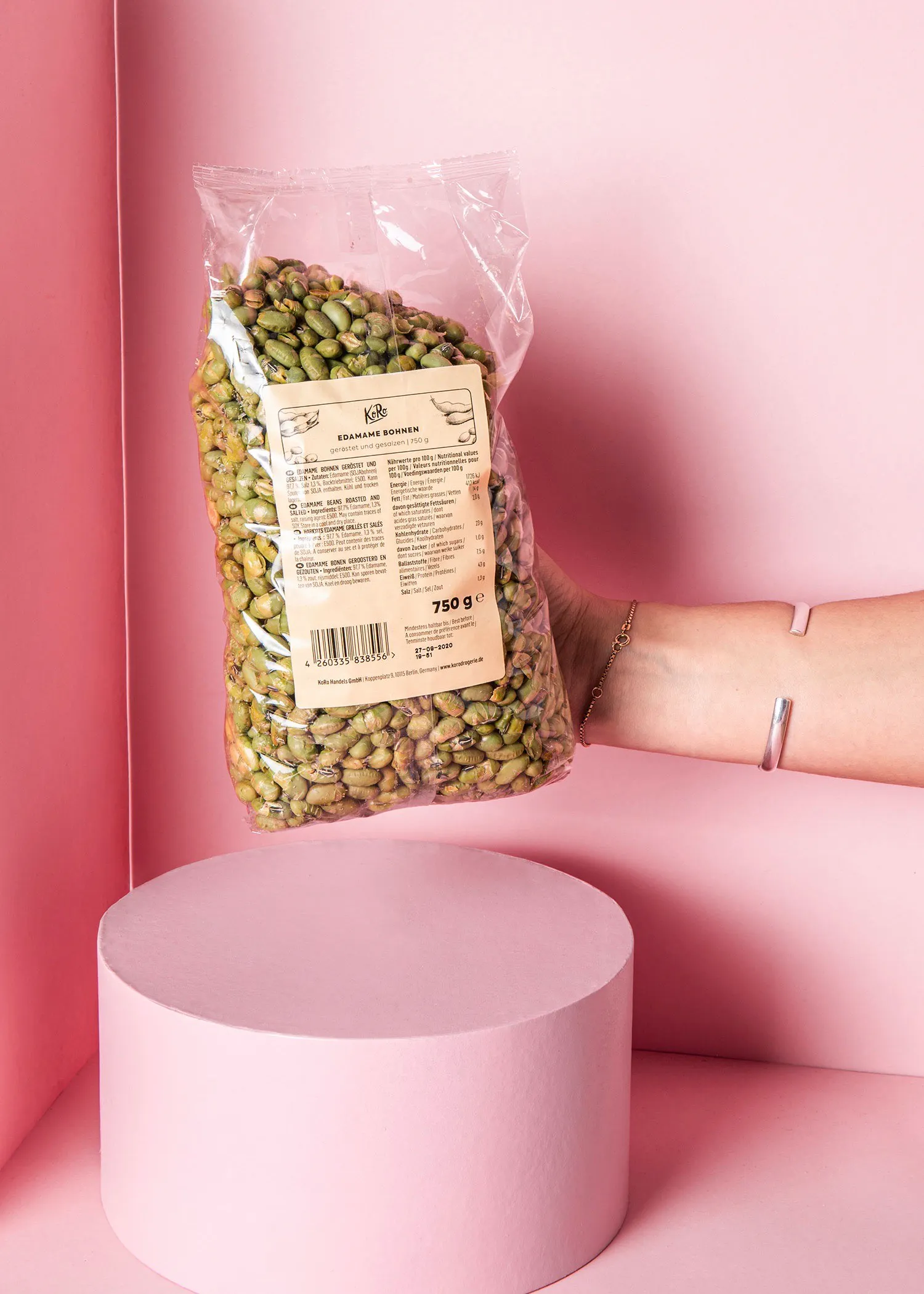 une personne tient un sac de graines de tournesol