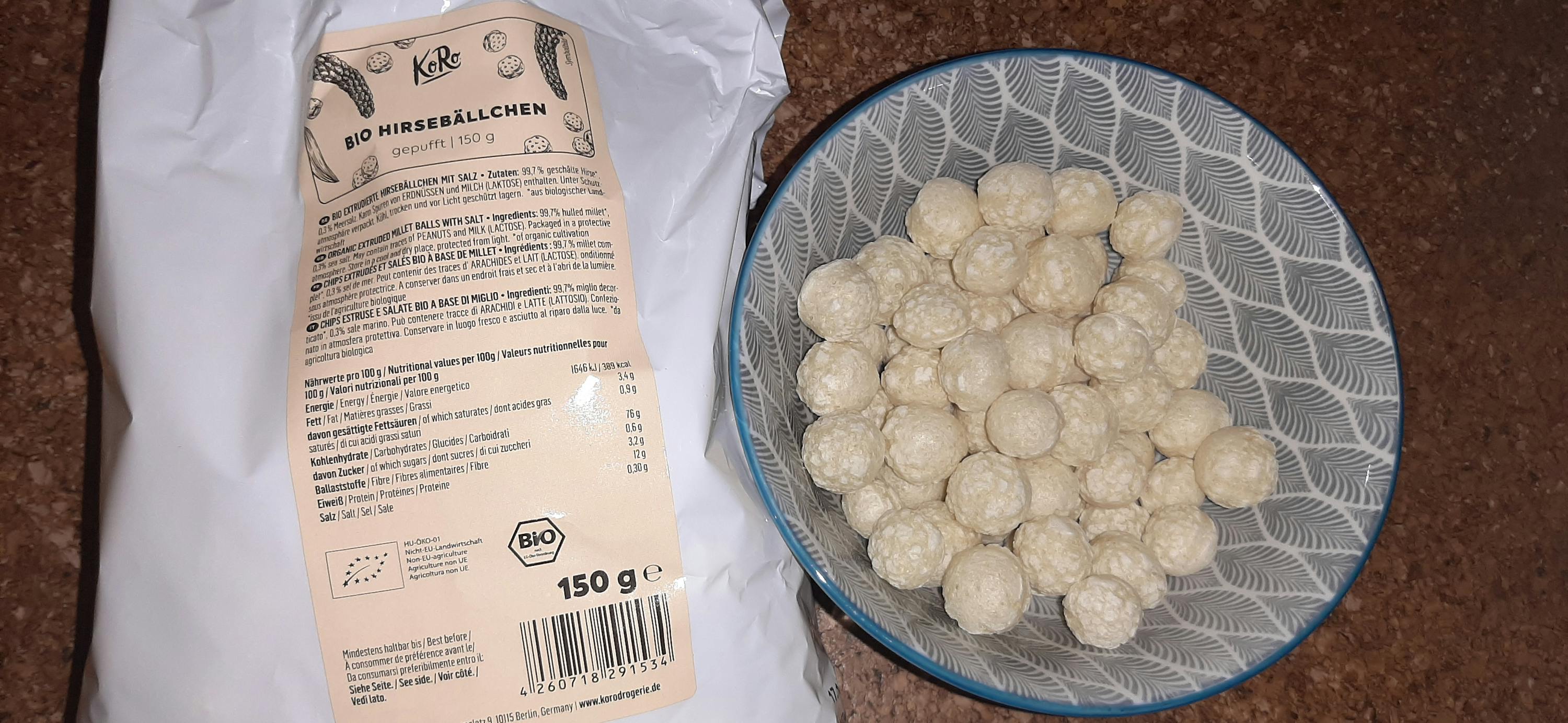 eine Tüte mit Bio-Mirseballen neben einer Schüssel mit ihnen