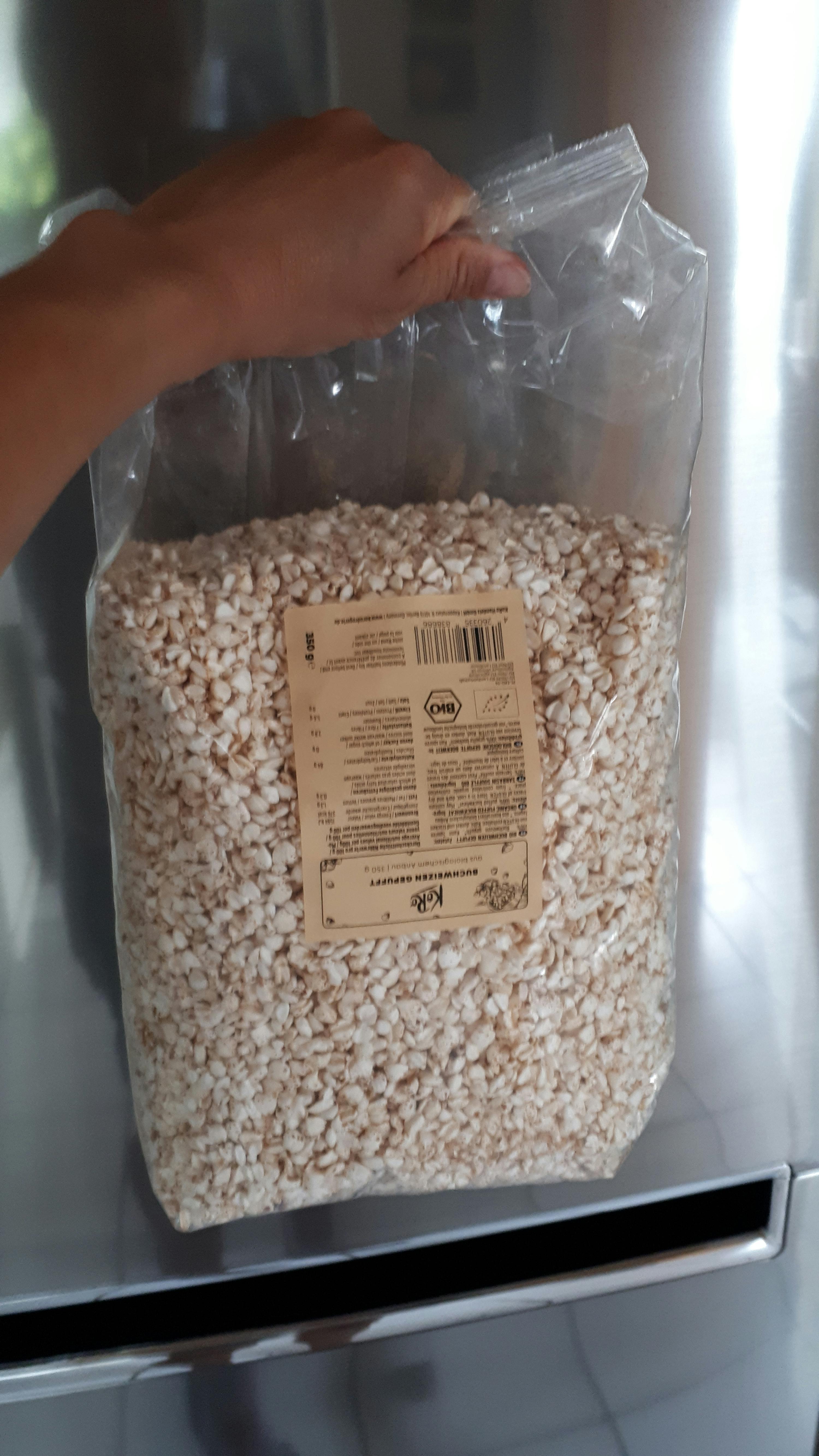 Eine Person hält einen Plastikbeutel mit einem Etikett darauf und hält ihn in der Hand